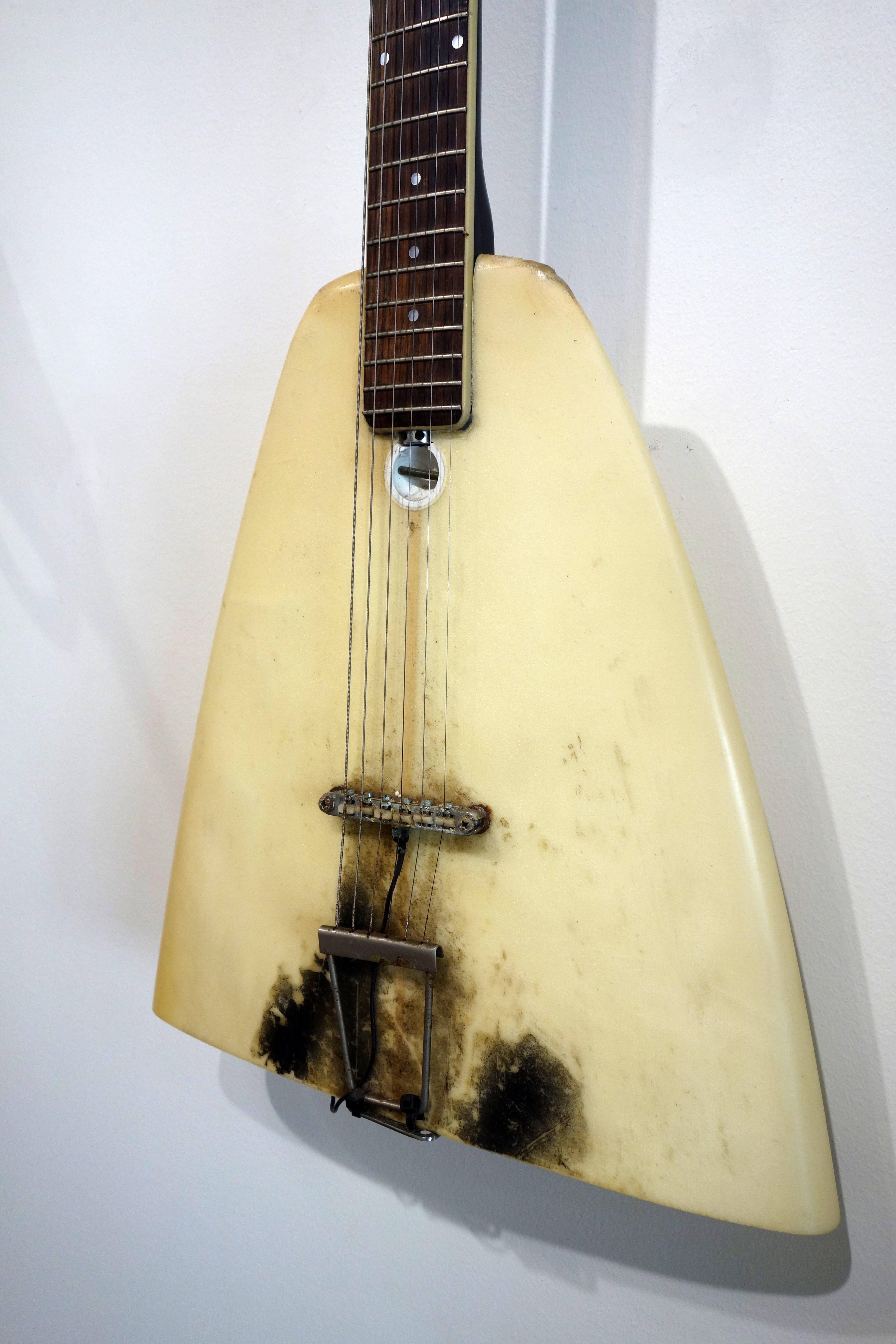 Sculpture murale d'instrument hybride « Guitar sur planche de surf » - Assemblage Mixed Media Art par Ken Butler