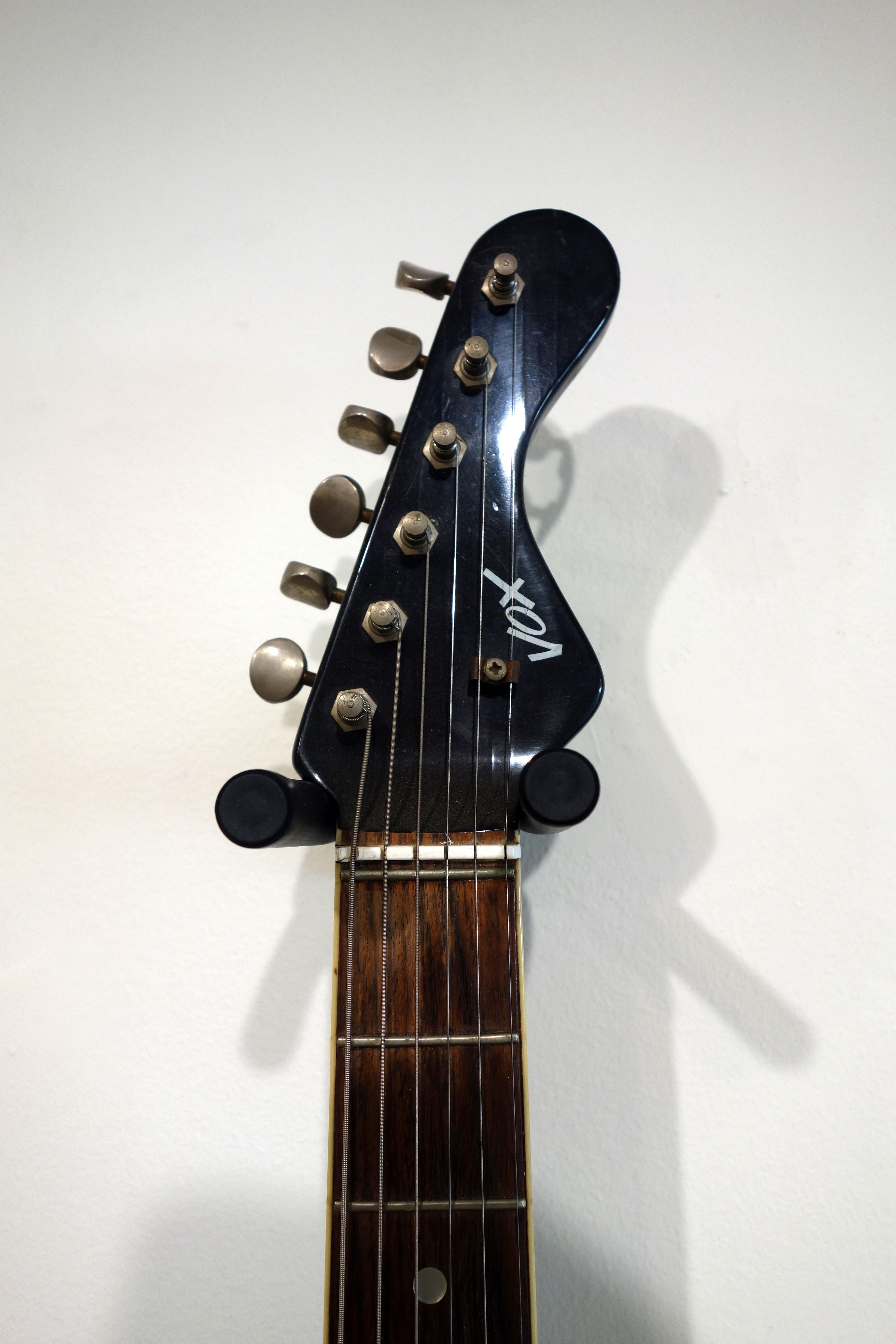 Sculpture murale d'instrument hybride « Guitar sur planche de surf » en vente 1