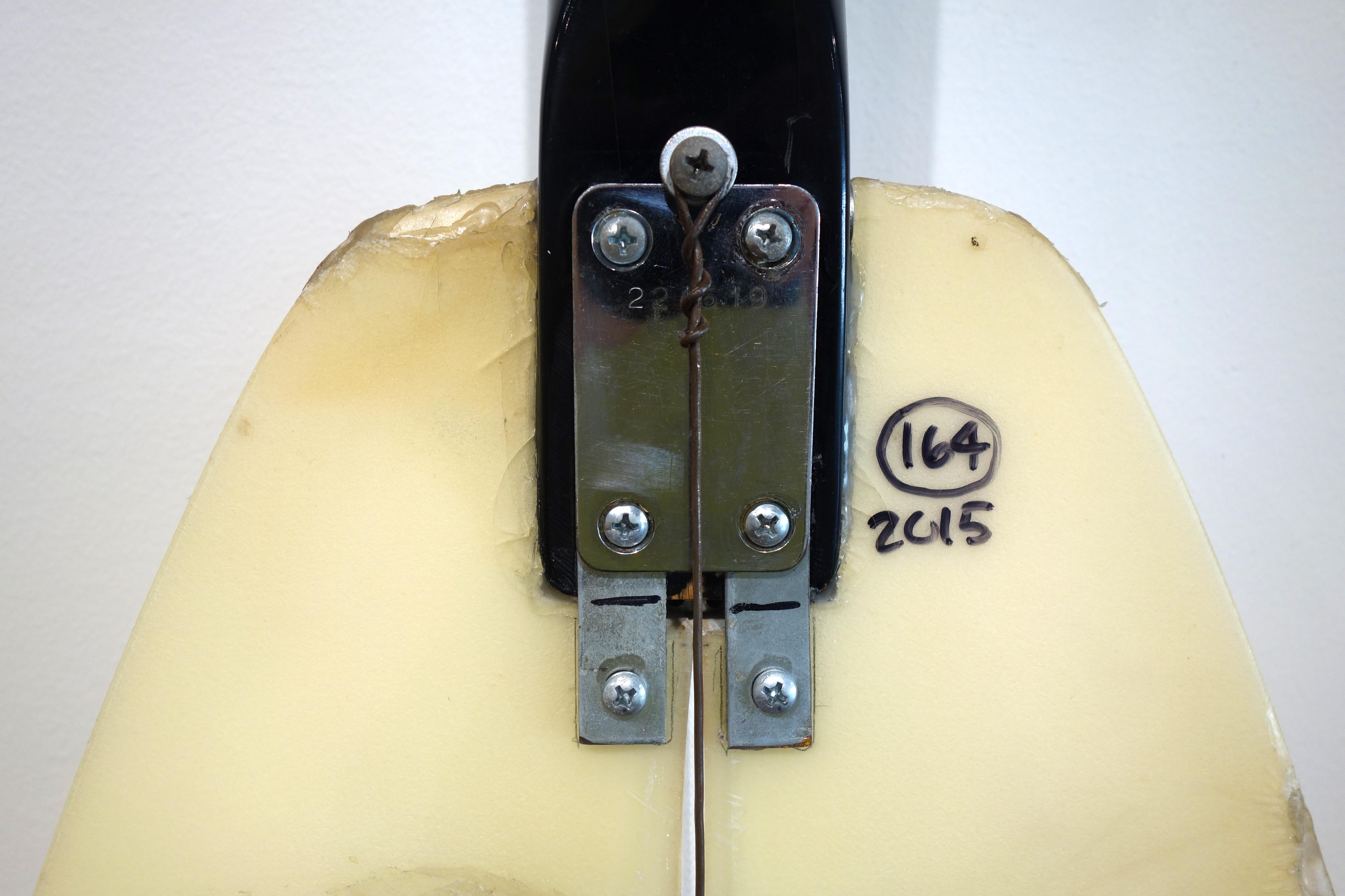Sculpture murale d'instrument hybride « Guitar sur planche de surf » en vente 2