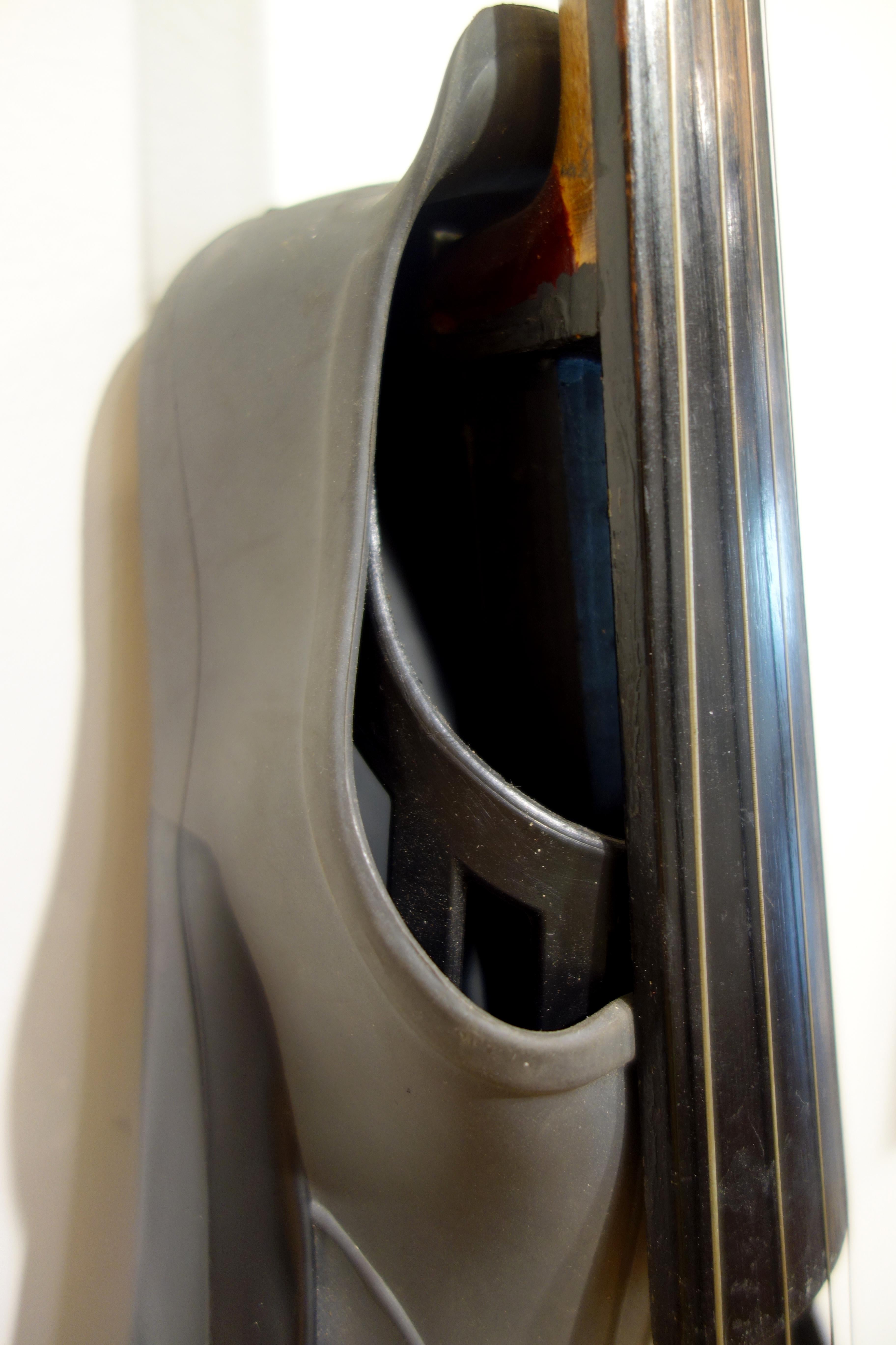 Esta escultura diseñada por Ken Butler es en parte violín y en parte aleta de natación. Está hecho con el espíritu del absurdo que muchos surrealistas abrazaron, utilizando objetos encontrados en escenarios funcionales.

Ken Butler es conocido por
