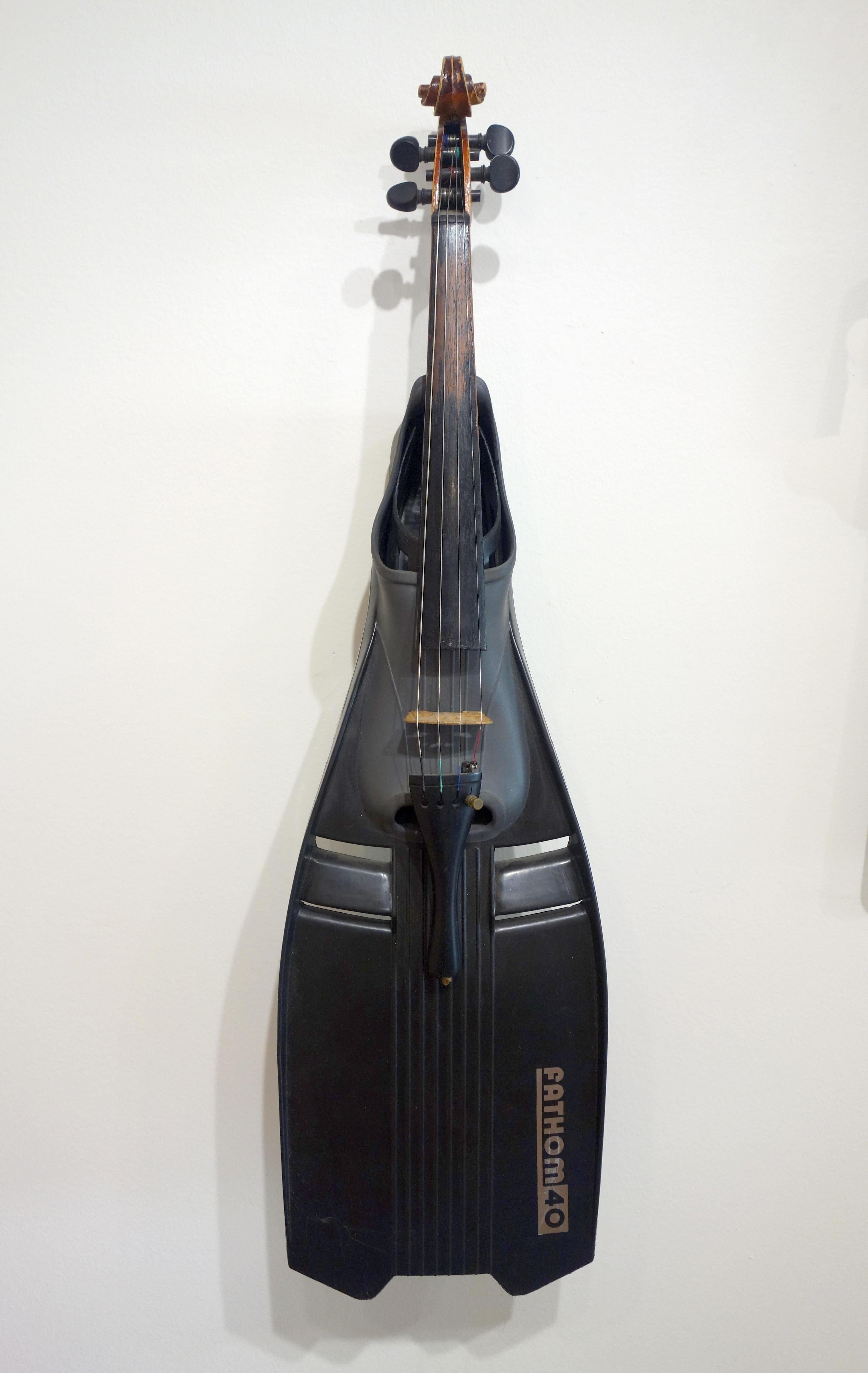 Sculpture murale d'assemblage d'instruments hybrides « Violon Fin Swim Fin »