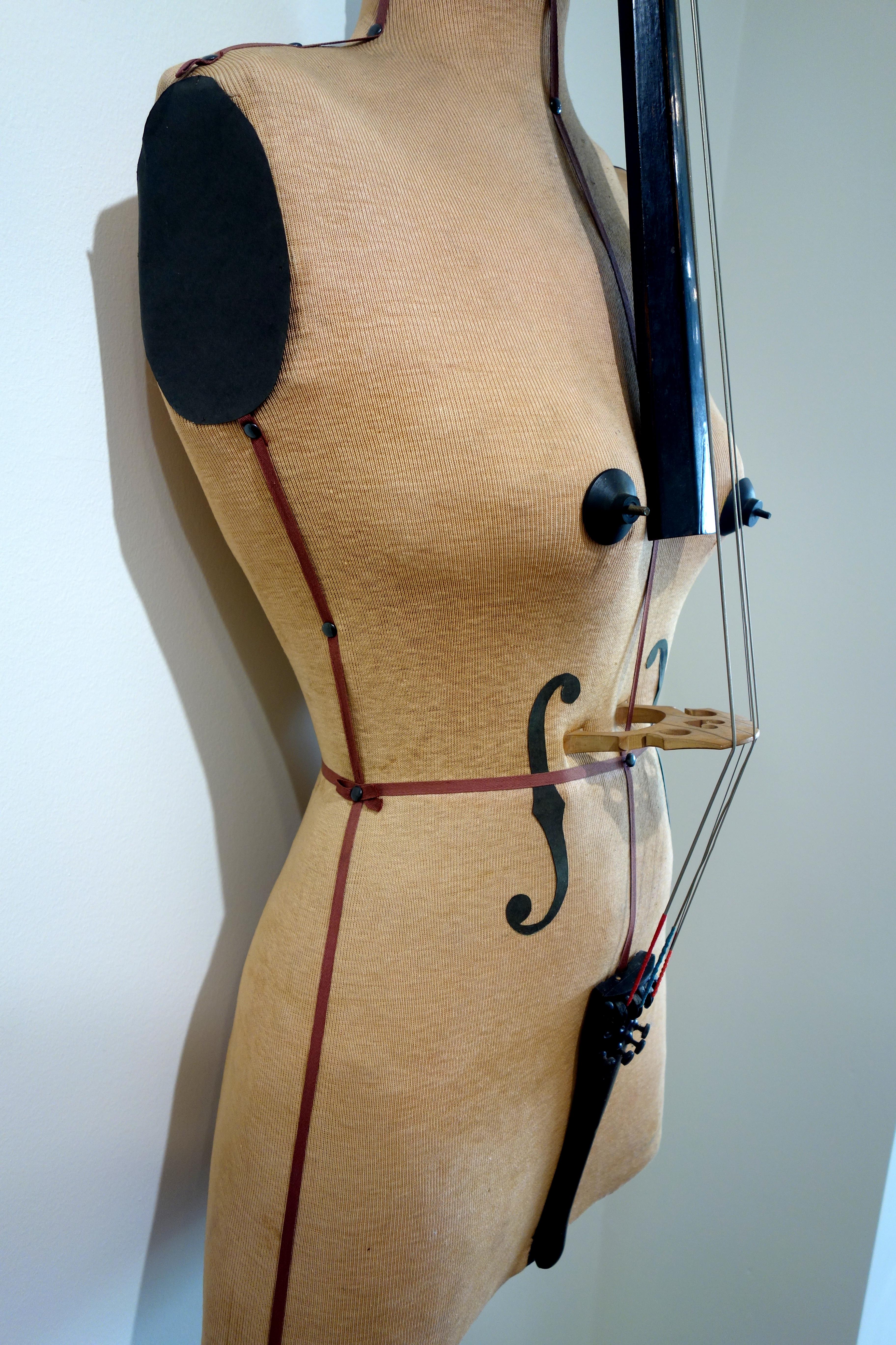 Esta escultura de violonchelo creada por Ken Butler es en parte un torso en forma de vestido de maniquí de violonchelo. Está hecho con el espíritu del absurdo que muchos surrealistas abrazaron, utilizando objetos encontrados en escenarios