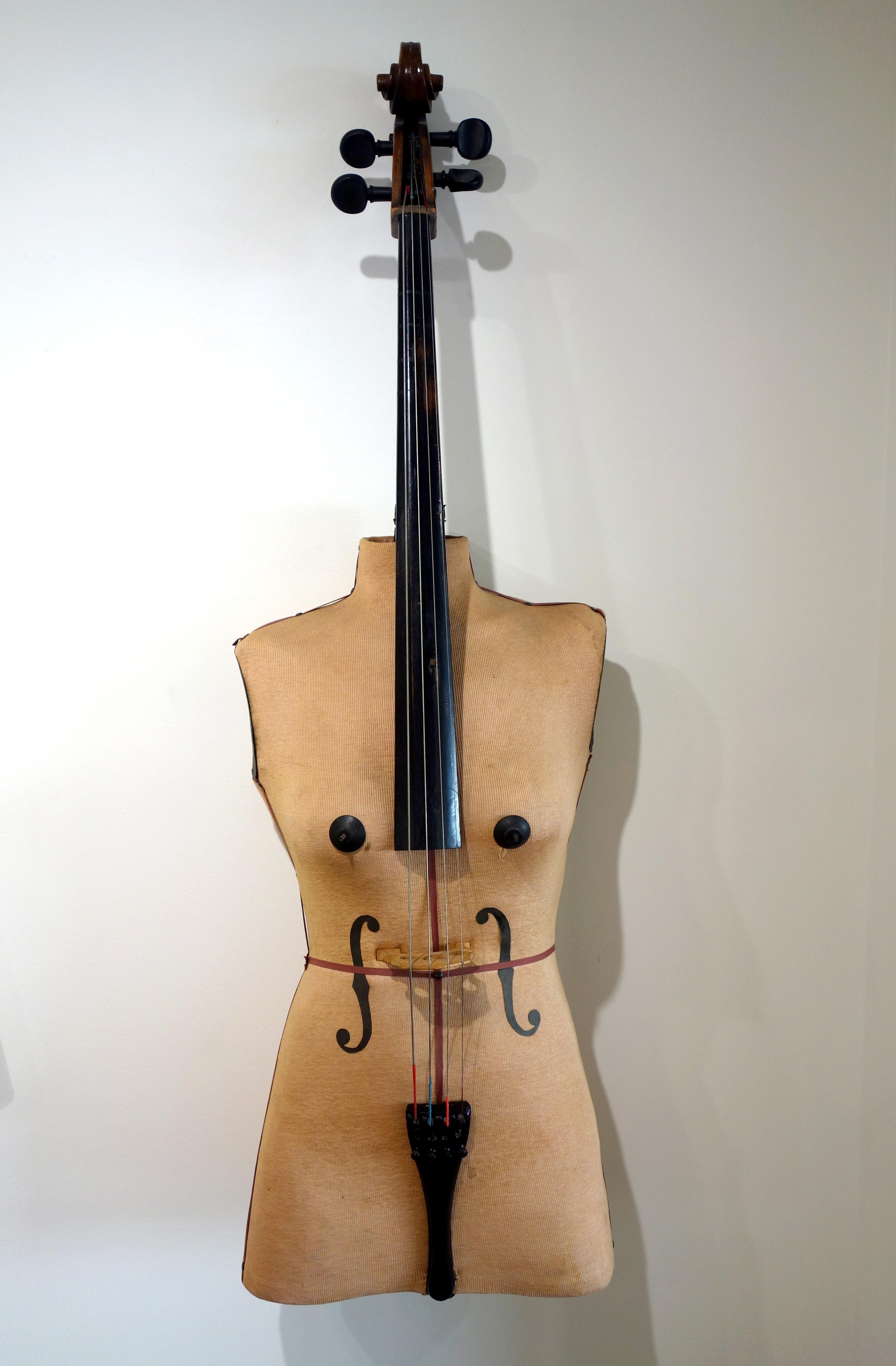 "Torso Cello" escultura híbrida de instrumento musical, ensamblaje - Mixed Media Art de Ken Butler