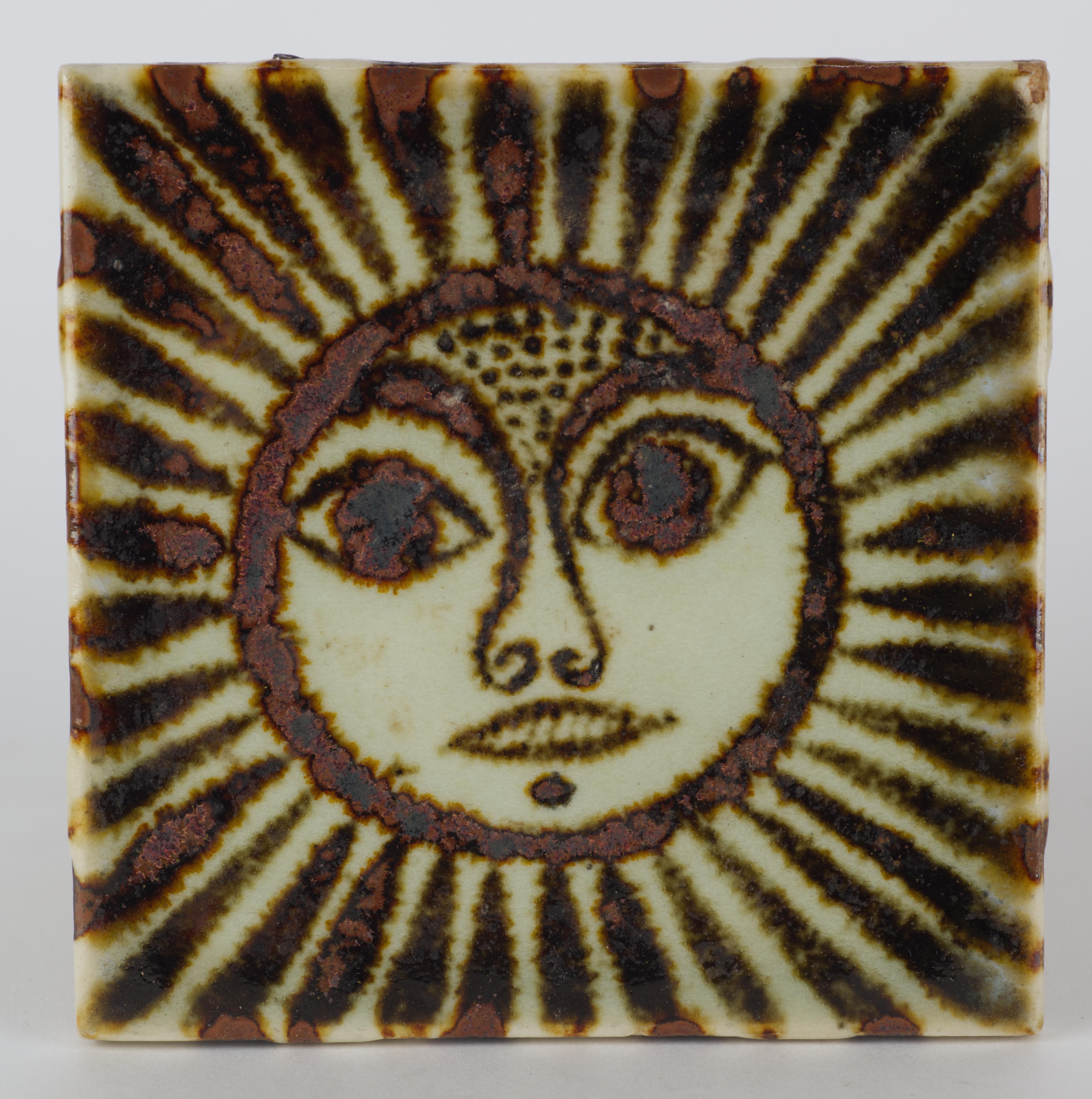  Il set di 4 sottobicchieri vintage è dipinto a mano con la decorazione Sun Face; ogni faccia è unica, con la propria espressione. La palette di colori minimale esalta le sottili variazioni tra i pezzi. Al momento dell'inserzione abbiamo due set di