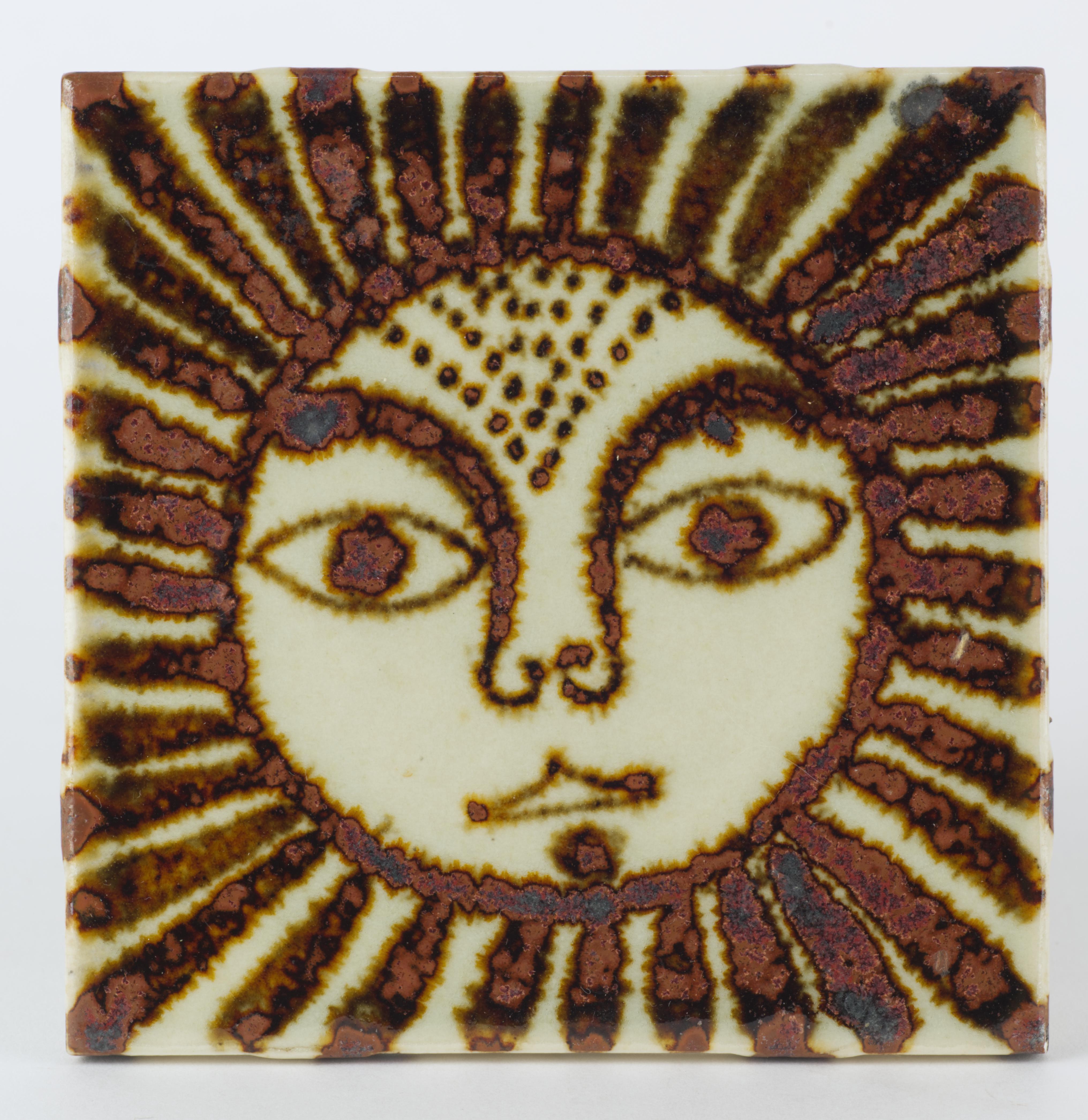  El juego de 4 posavasos vintage está pintado a mano con la decoración Cara de Sol; cada cara es única, con su propia expresión. La paleta de colores minimalista realza las sutiles variaciones entre las piezas. Tenemos 2 juegos de posavasos en el