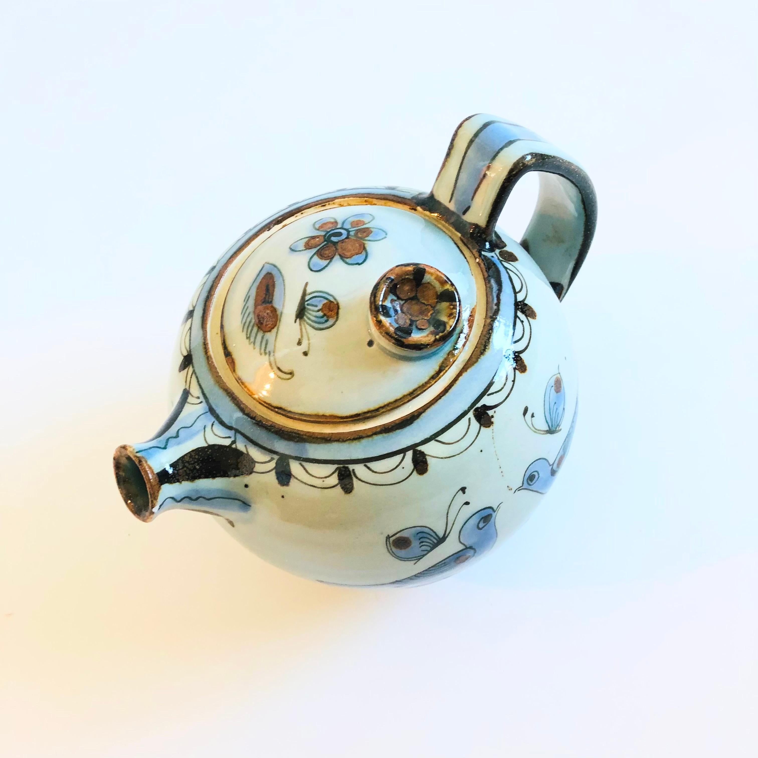 Théière vintage en poterie d'art populaire de Tonala Mexico par Ken Edwards. Jolie forme ronde avec de beaux motifs d'oiseaux et de fleurs peints à la main dans le style caractéristique de Ken Edward. Signé sur la base.

