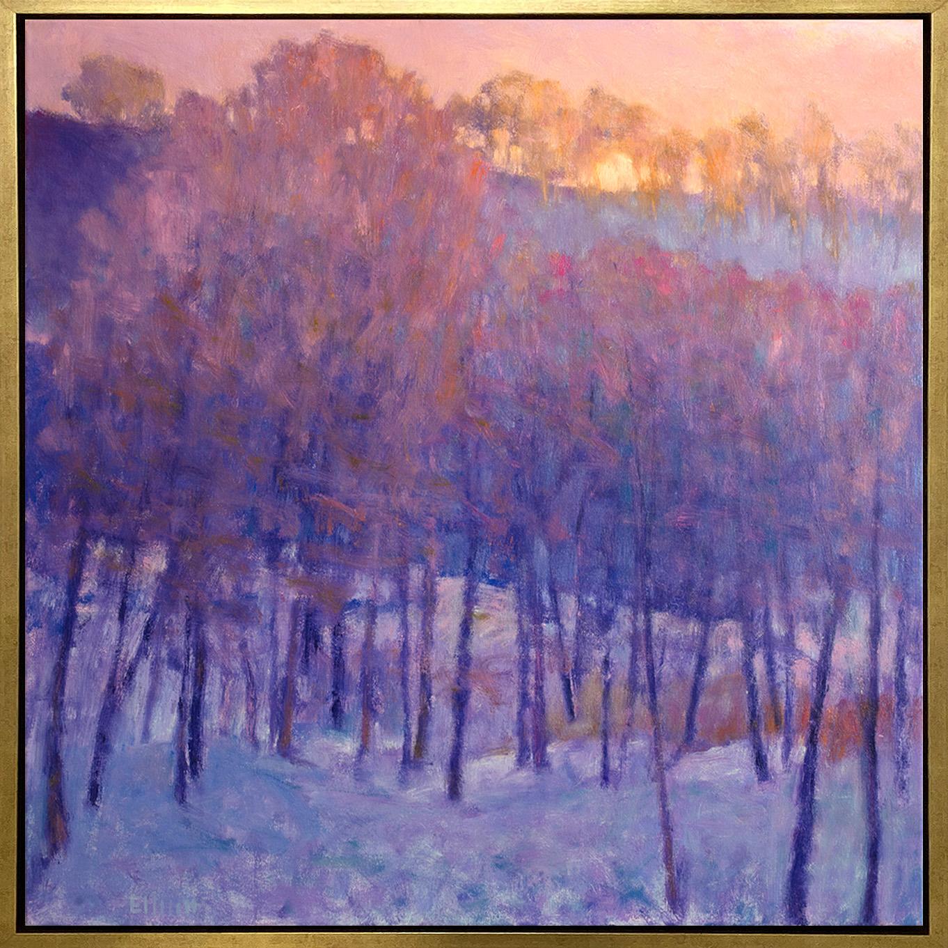 Cette peinture impressionniste abstraite de Ken Elliotts représente une forêt d'arbres sous un manteau de neige et un coucher de soleil subtil au-dessus de la forêt. Les troncs fins des arbres sont d'un violet profond, contrastant avec l'orange