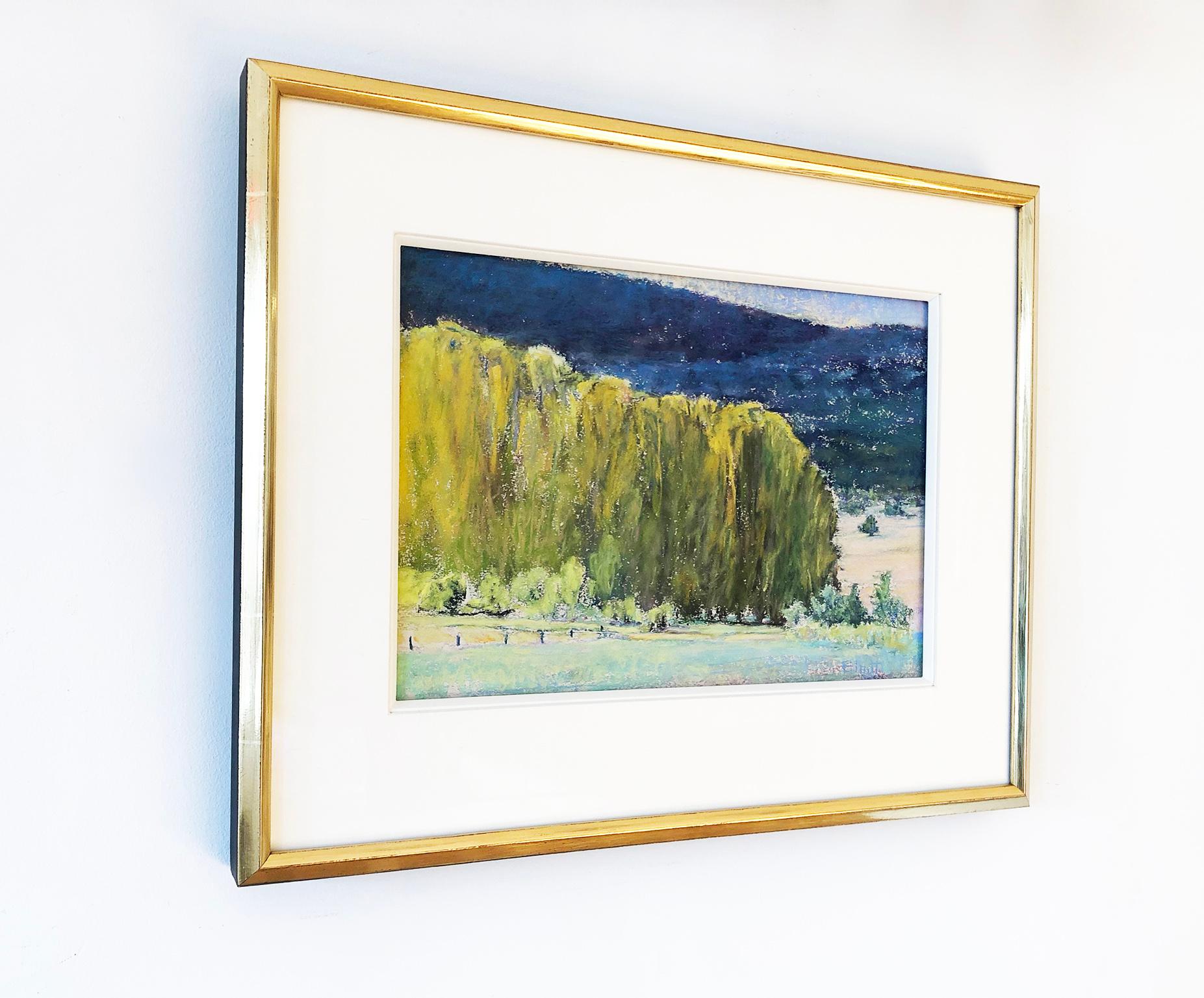 Dieses pastellfarbene Landschaftsgemälde von Ken Elliott zeichnet sich durch eine kühle blaue und grüne Farbpalette aus. Es zeigt grüne Bäume im Vordergrund und blaue Hügel im Hintergrund. Der Grund zwischen Vorder- und Hintergrund ist in einem
