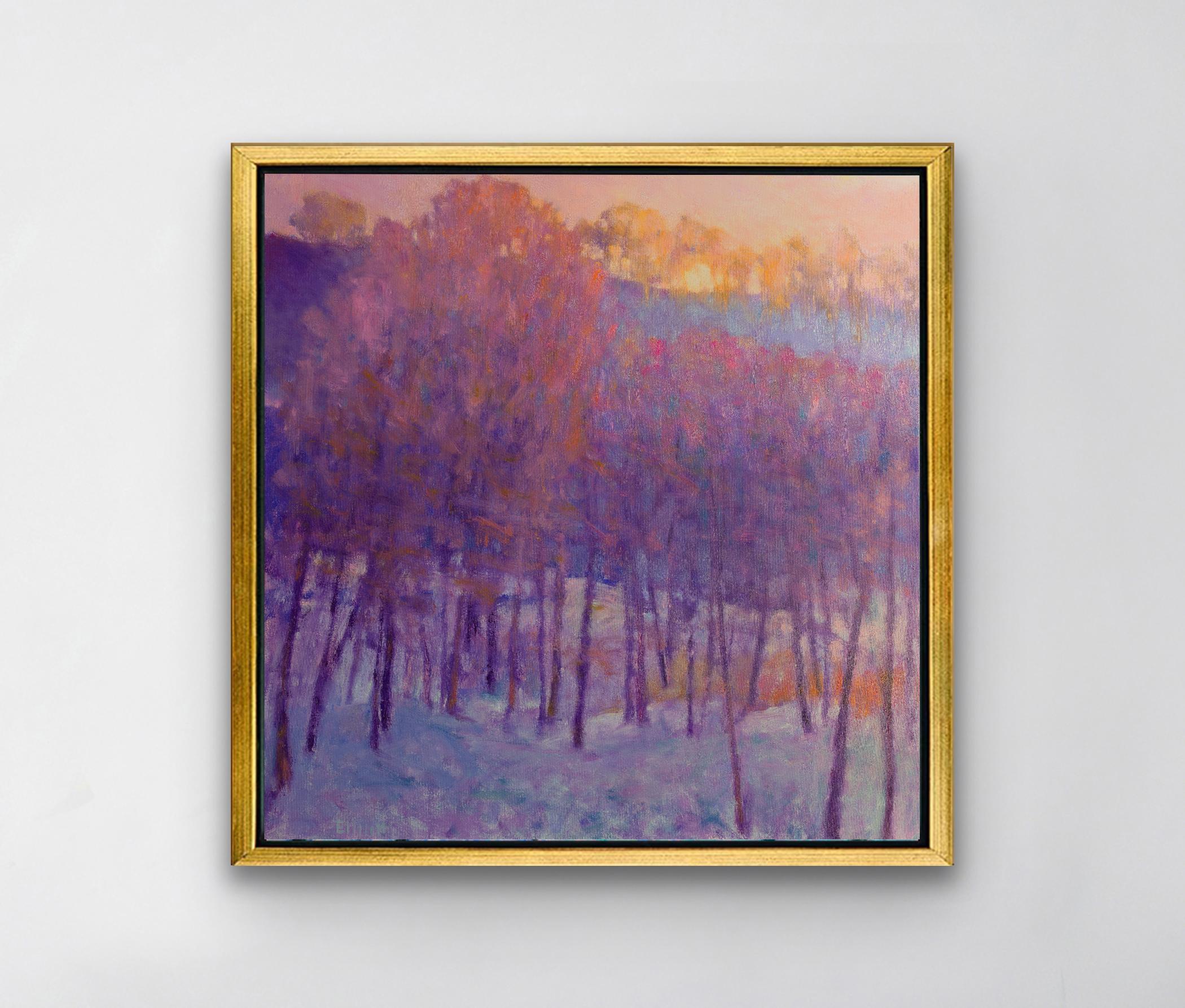 Diese abstrakte Landschaft von Ken Elliott ist ein Druck in limitierter Auflage. Es zeigt einen Wald mit Bäumen unter einer Schneedecke und einen zarten Sonnenuntergang über den Wipfeln des Waldes. Die dünnen Baumstämme sind in einem tiefen Violett