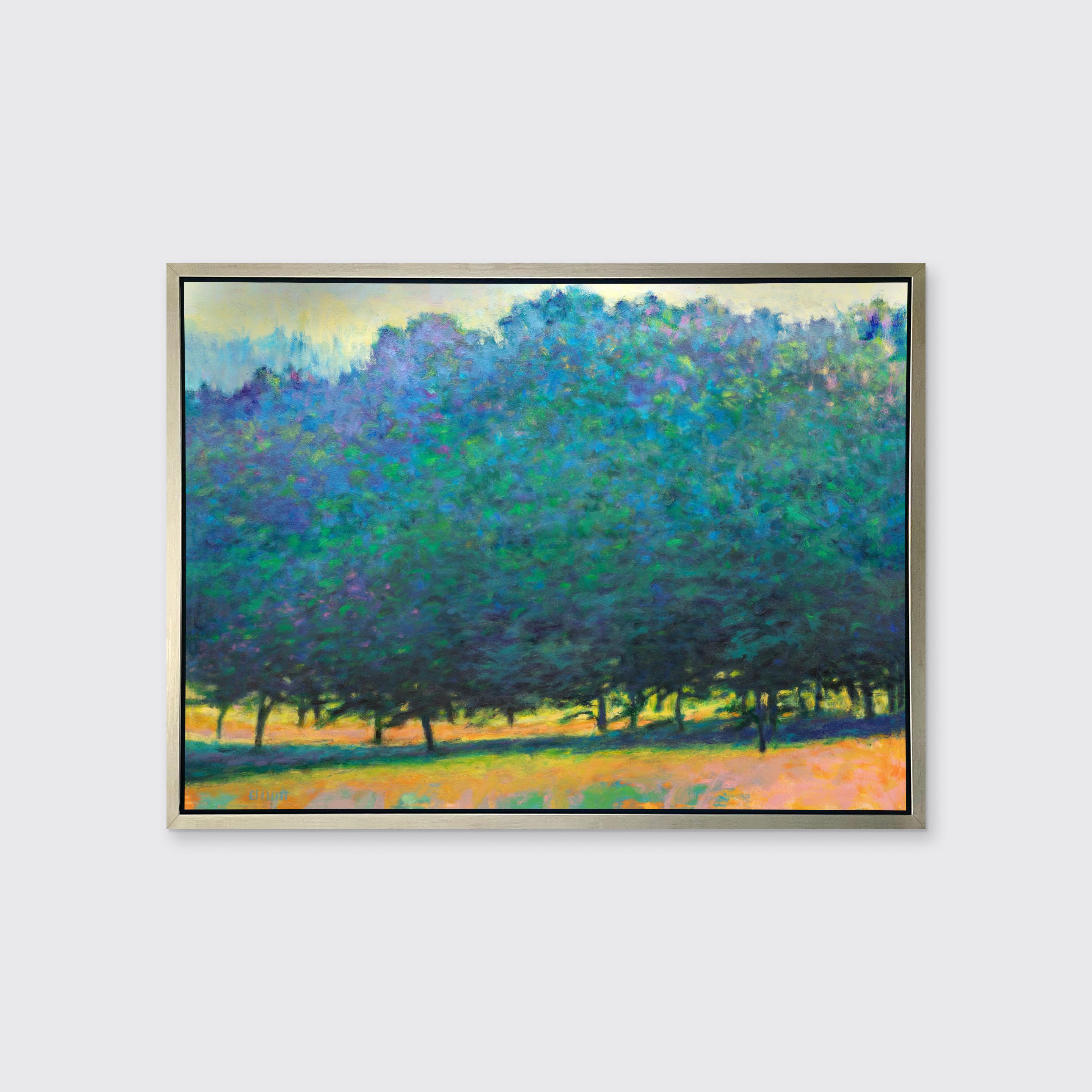 Dieses zeitgenössische abstrakte Landschaftsbild in limitierter Auflage von Ken Elliott zeigt hohe, üppige Bäume, deren Blätter in kühlen Blau- und Violetttönen gehalten sind. Kleine Teile der Unterseite der Stämme sind unter dem dichten Laub des