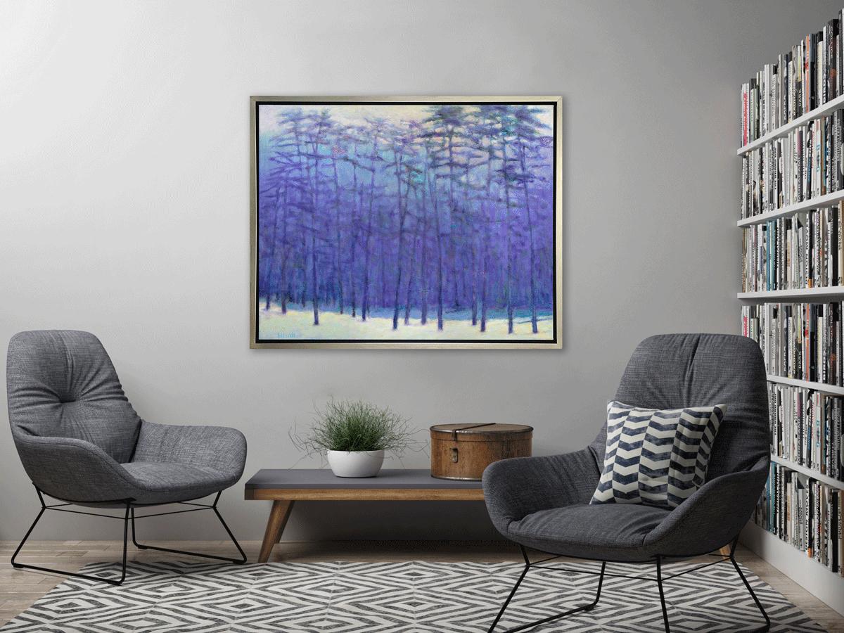 Dieser abstrakte Landschaftsdruck von Ken Elliott in limitierter Auflage zeigt eine abstrahierte Szene eines winterlichen Waldes in einer kühlen violett-blauen Farbpalette. Die Bäume sind in tiefblauen Tönen gehalten, der Waldboden ist