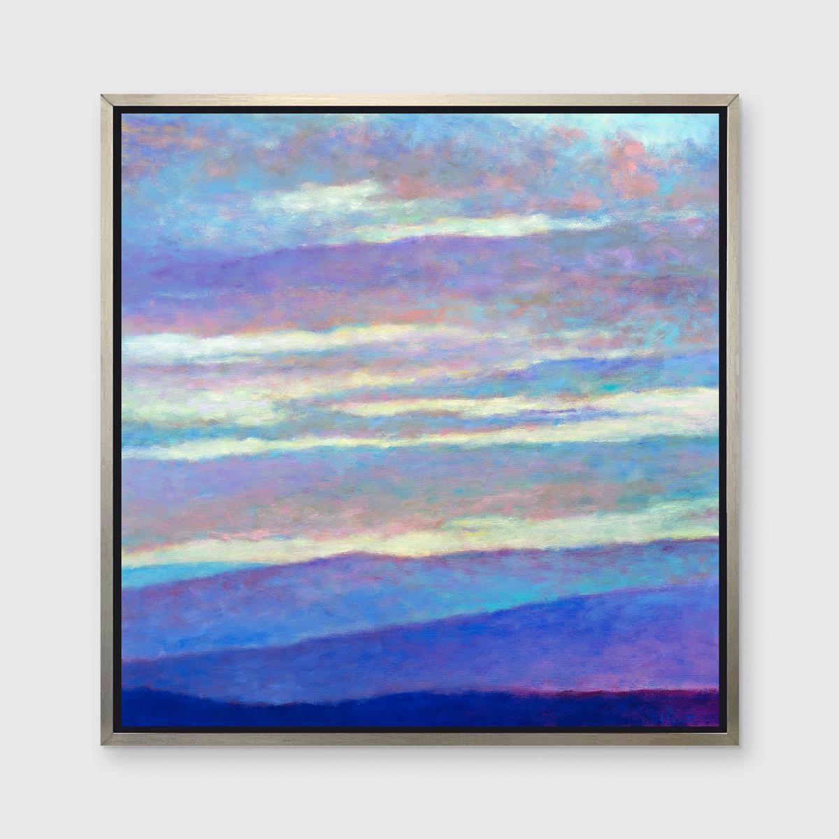 Este paisaje abstracto, grabado en edición limitada por Ken Elliott, muestra una paleta de fríos azules y violetas, capturando colinas bajo densas nubes, con acentos contrastados de cálido amarillo que asoman por el cielo. 

Esta Edición Limitada en