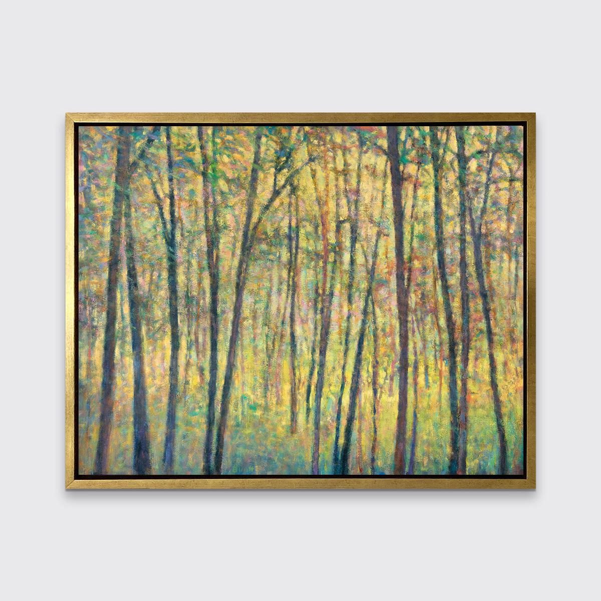 Dieses abstrakte Landschaftsbild in limitierter Auflage von Ken Elliott zeichnet sich durch eine warme Farbpalette und einen impressionistischen Stil aus. Es zeigt eine Waldlandschaft mit dünnen, dunklen Baumstämmen, umgeben von leuchtendem Gelb und