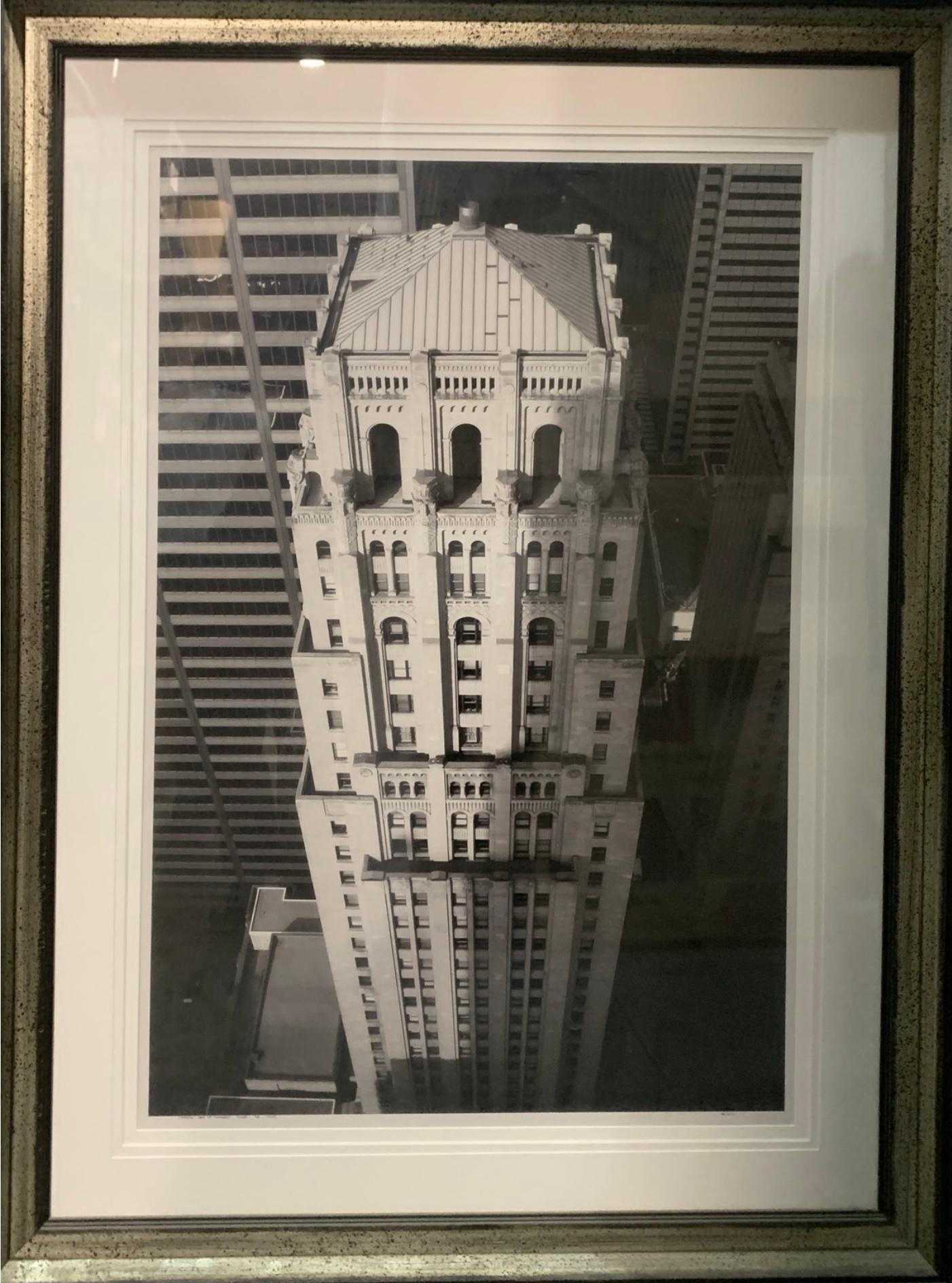Kanadischer Bank of Commerce Tower – Photograph von Ken Enlow