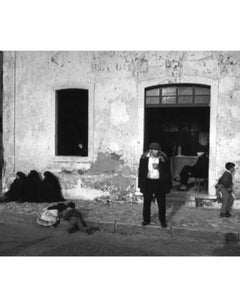 Man debout devant la maison  - Série déplacée