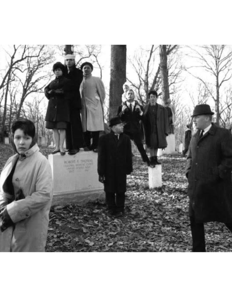 Ken Heyman Black and White Photograph – Surrealer Friedhof  - Dislozierte Serien