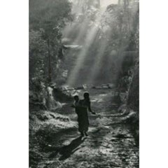 Femme et enfant marchant au soleil, Bali