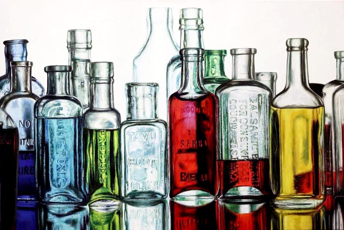 Ken Orton's "Tonic" ist ein 36x54 Original-Ölgemälde auf Leinwand. Dieses Gemälde stellt ein Stillleben mit mehreren antiken Flaschen dar. Die Flaschen variieren in Größe, Farbe und Form, einige sind mit roter, gelber, grüner oder blauer Flüssigkeit