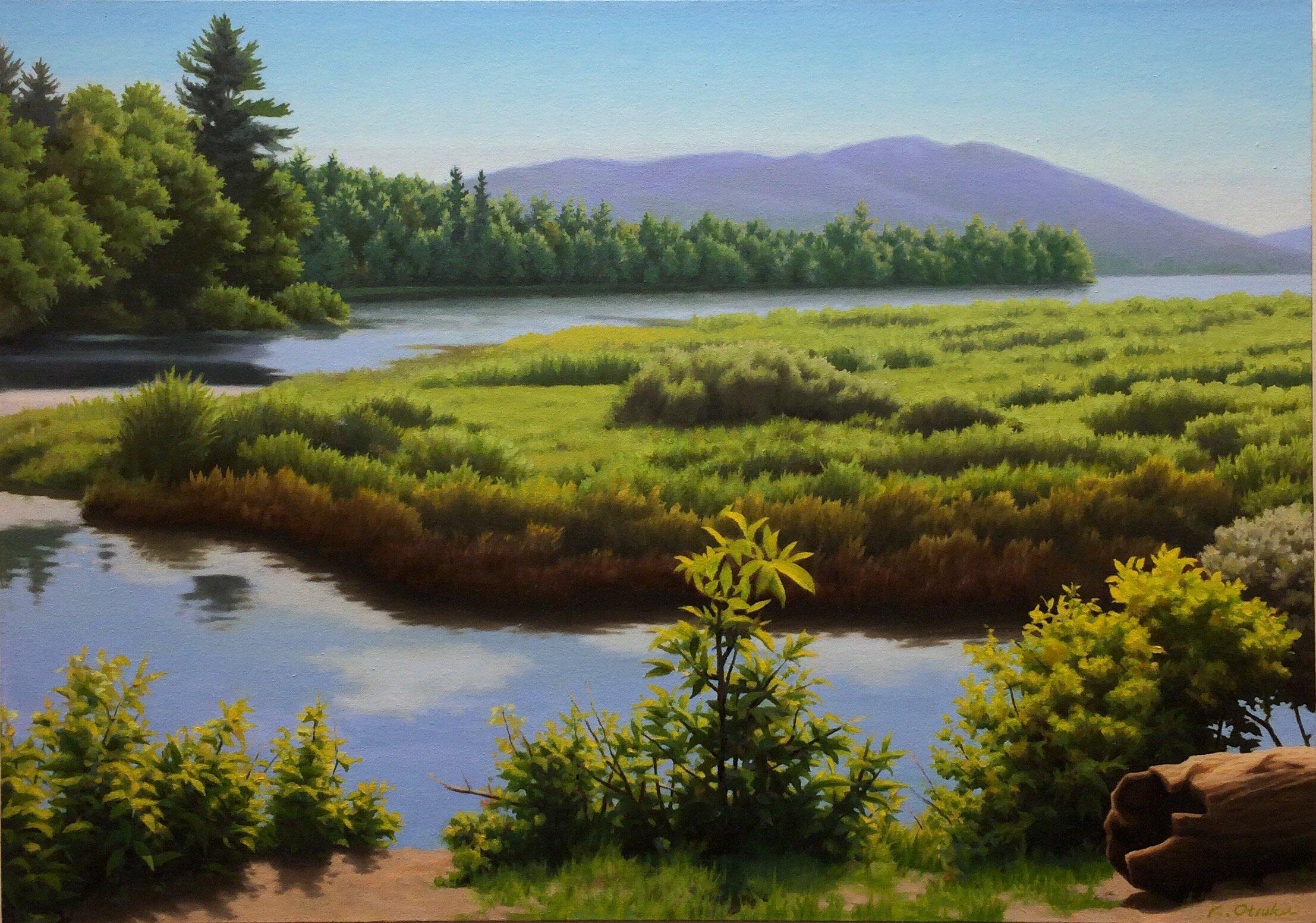 Dieses Werk, "Lewey Lake", ist ein 24x34 großes Ölgemälde auf Leinwand des Künstlers Ken Otsuka. Sie sehen einen ruhigen Sommerblick auf ein stilles Gewässer mit üppigem Grün an den Rändern des Sees. Durch die warme, dunstige Luft ist ein Bergkamm