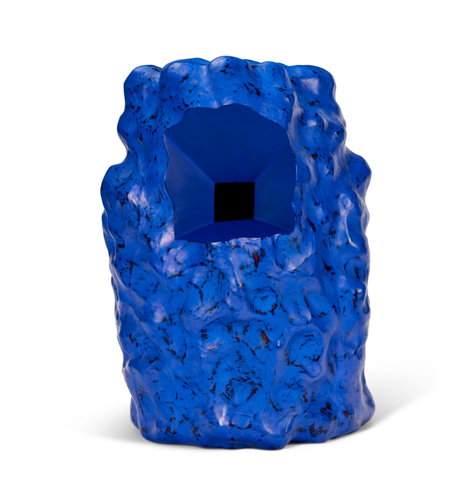 ¡Rara y enorme obra de Kenneth Price!
KEN PRICE (1935-2012)
Viejo Sparky
acrílico sobre arcilla cocida
17 ¼ x 12 x 9 ½ pulg. 
Ejecutado en 1994.