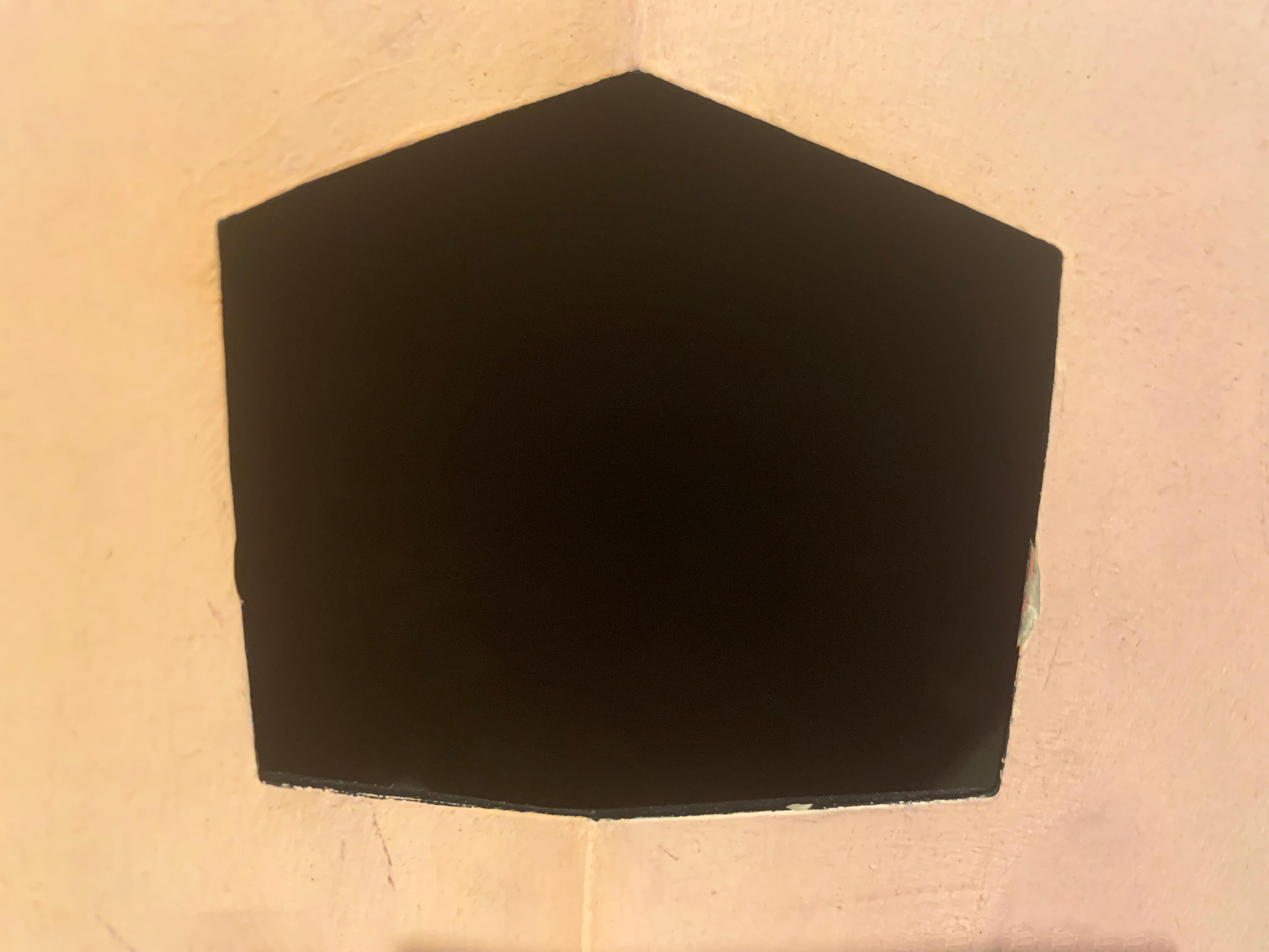 Ispirate alla forma e al dinamismo delle onde dell'oceano e del corpo umano, le forme in ceramica dipinta di Ken Price sono allo stesso tempo erotiche e cartoonesche, con forme piene e curve dolcemente inclinate. L'intenso processo di lavoro di