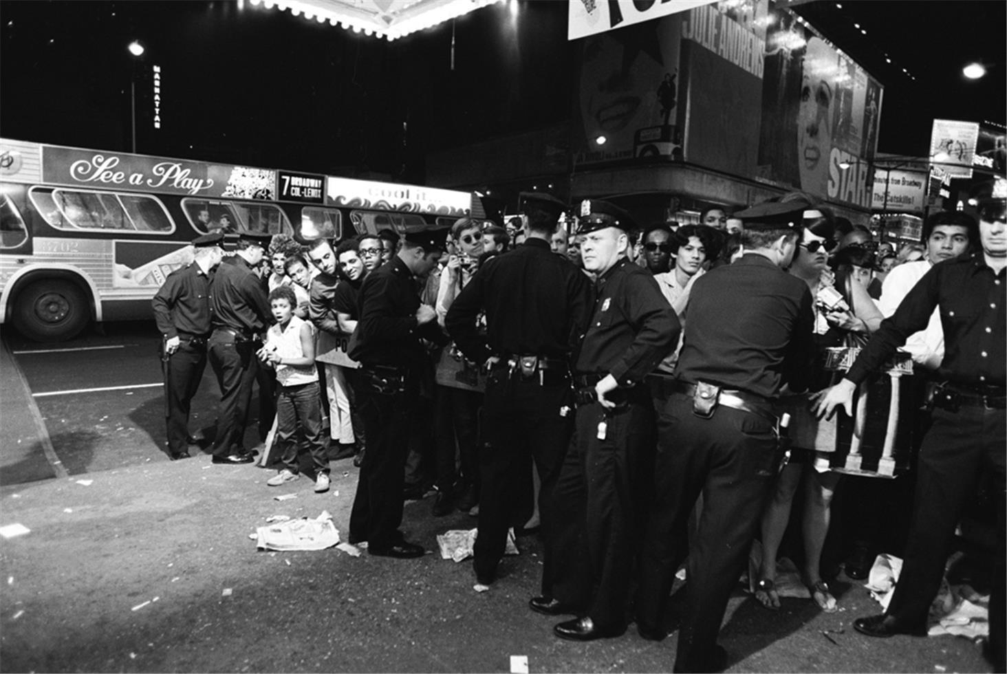 Ken Regan Portrait Photograph - Crowd Control, NYC