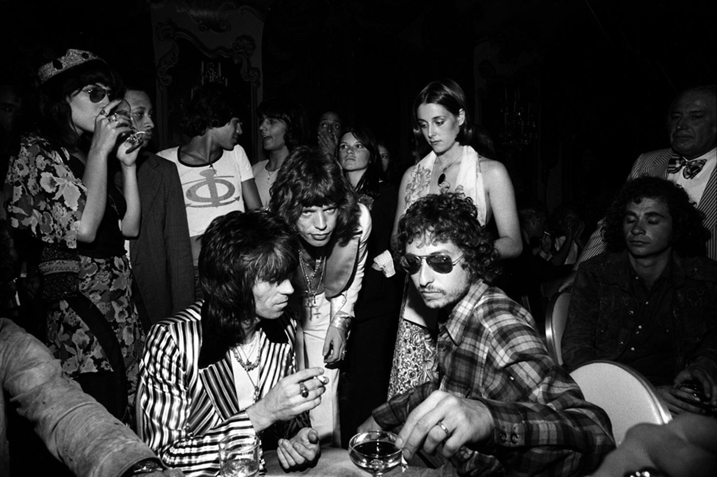 Ken Regan Black and White Photograph – Keith Richards, Mick Jagger und Bob Dylan, NYC, 1972