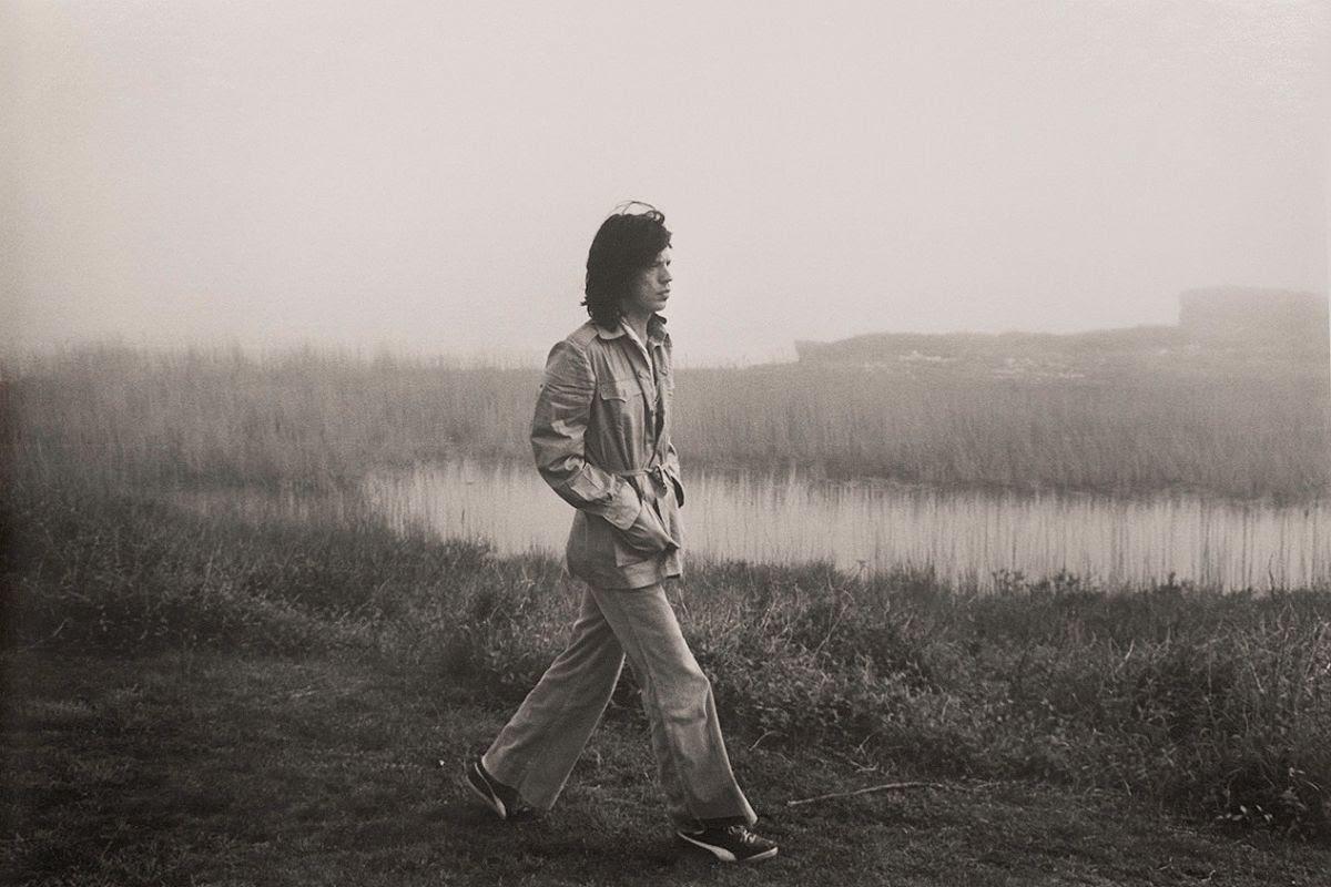 Portrait Photograph Ken Regan - Mick Jagger sur le terrain de la maison d'Andy Warhol à Montauk en 1975