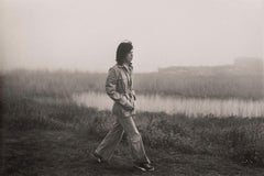 Mick Jagger sur le terrain de la maison d'Andy Warhol à Montauk en 1975