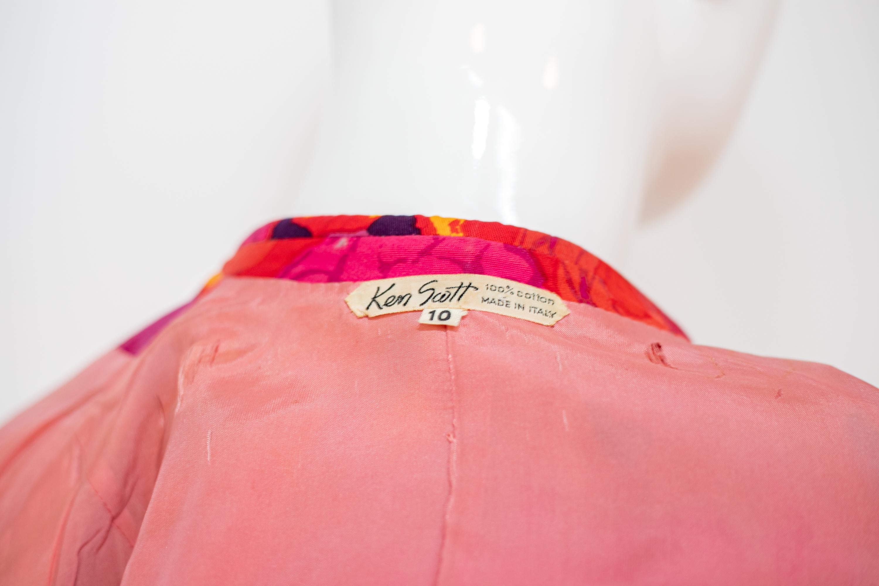 Blazer élégant en coton conçu par Ken Scott dans les années 1990, fabriqué en Italie. ÉTIQUETTE ORIGINALE.
Le blazer a une coupe classique et élégante avec un imprimé floral enjoué. Elle est entièrement réalisée en coton.
Il a des manches longues et