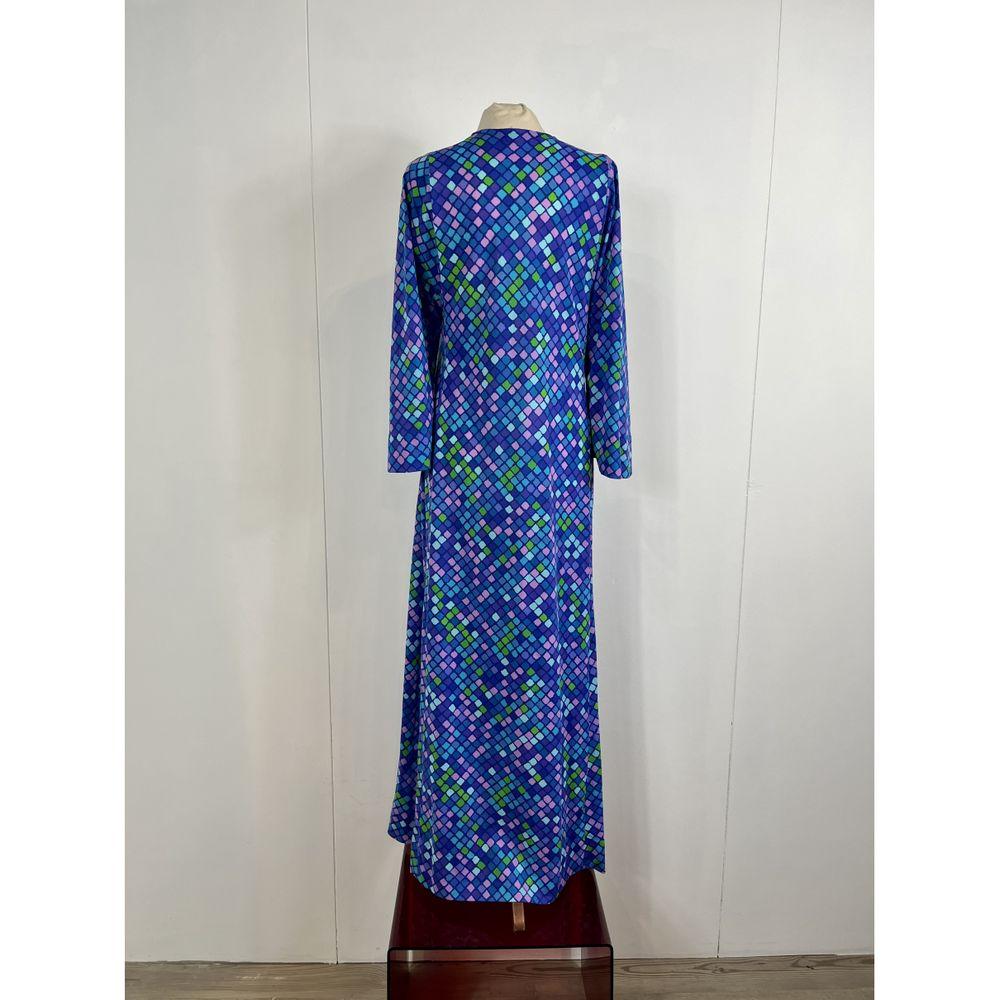 Ken Scott Synthetic Maxi Dress in Blue

Ken Scott dress. 
Beautiful colors in shades of blue. Hand painted in Italy. 
100% nylon. 
Size 46. 
Measures 35cm shoulders, 47cm bust, 50cm waist, 143cm long. [ [2]] Good general condition, shows signs of