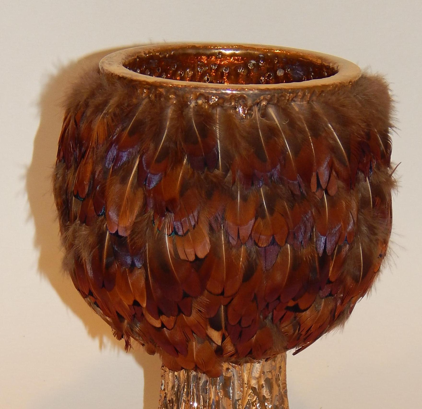 Ken Shores Kunsttöpferei Chalice Form Fetisch Topf mit aufgesetzten Federn.
Diese schöne Keramikvase ist mit einer goldfarbenen irisierten Glasur und aufgesetzten Federn versehen.
Präsentiert in einer Plexiglasbox. Ausgezeichneter Zustand ohne