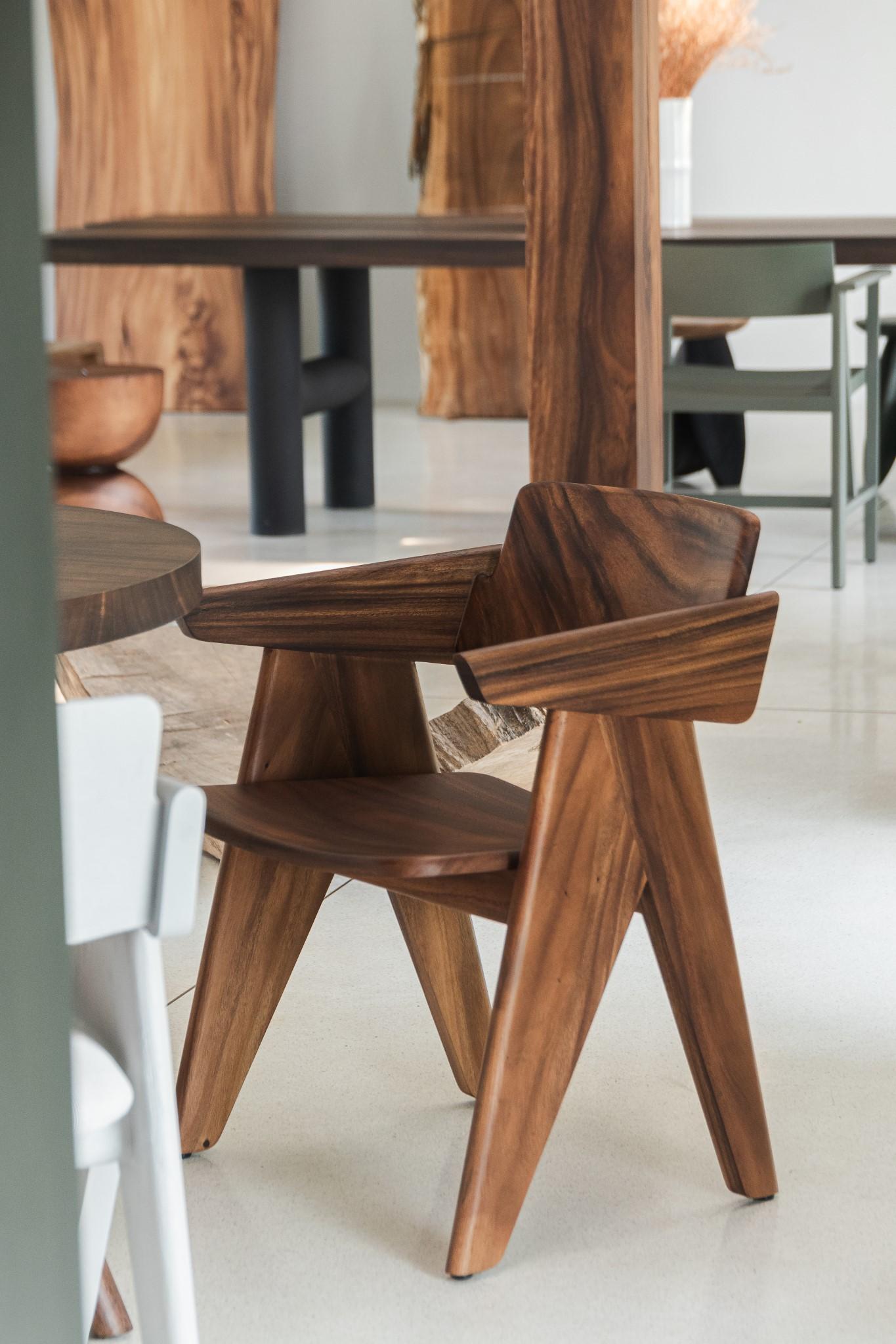 Fait main Chaise KENA, Bois Natural Monkey Pod en vente