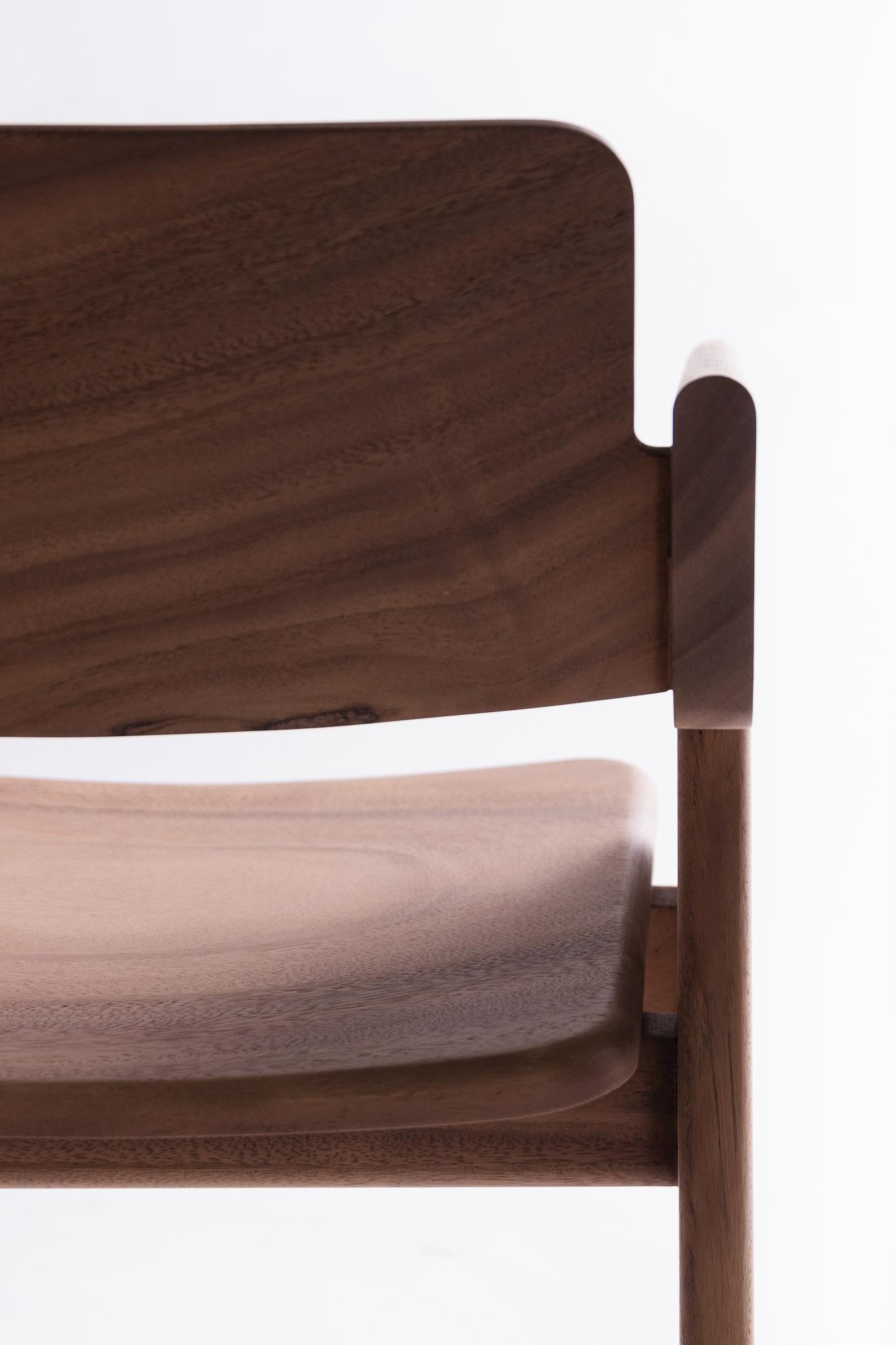 Chaise KENA, Bois Natural Monkey Pod Neuf - En vente à Chiangmai, TH