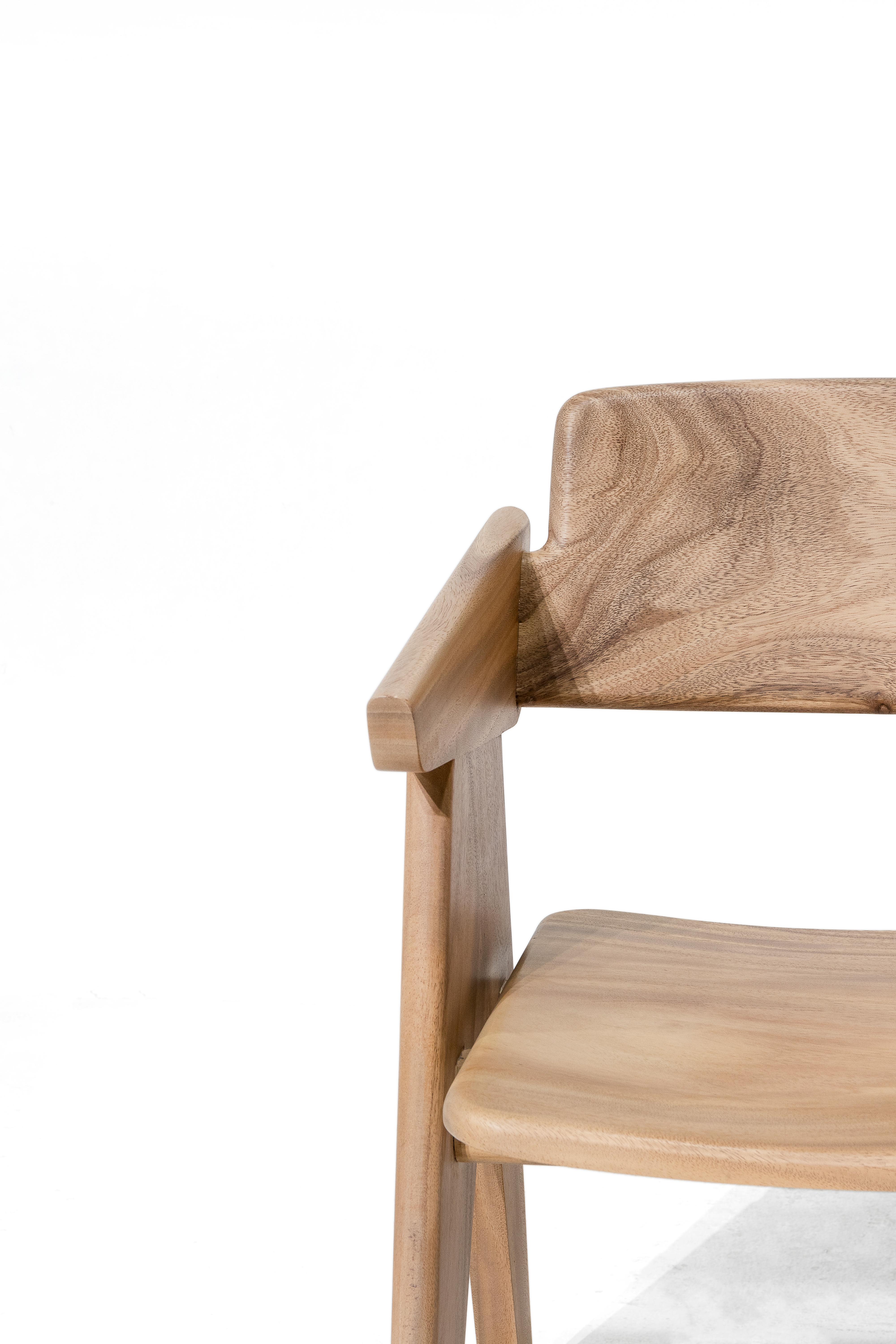 L'ambiguïté entre les deux formes de créativité, l'art et le design, a fait l'objet d'une conversation populaire au milieu du 20e siècle.

Dedicated to the design language of that era, the Kena Collection represents the interplay between a