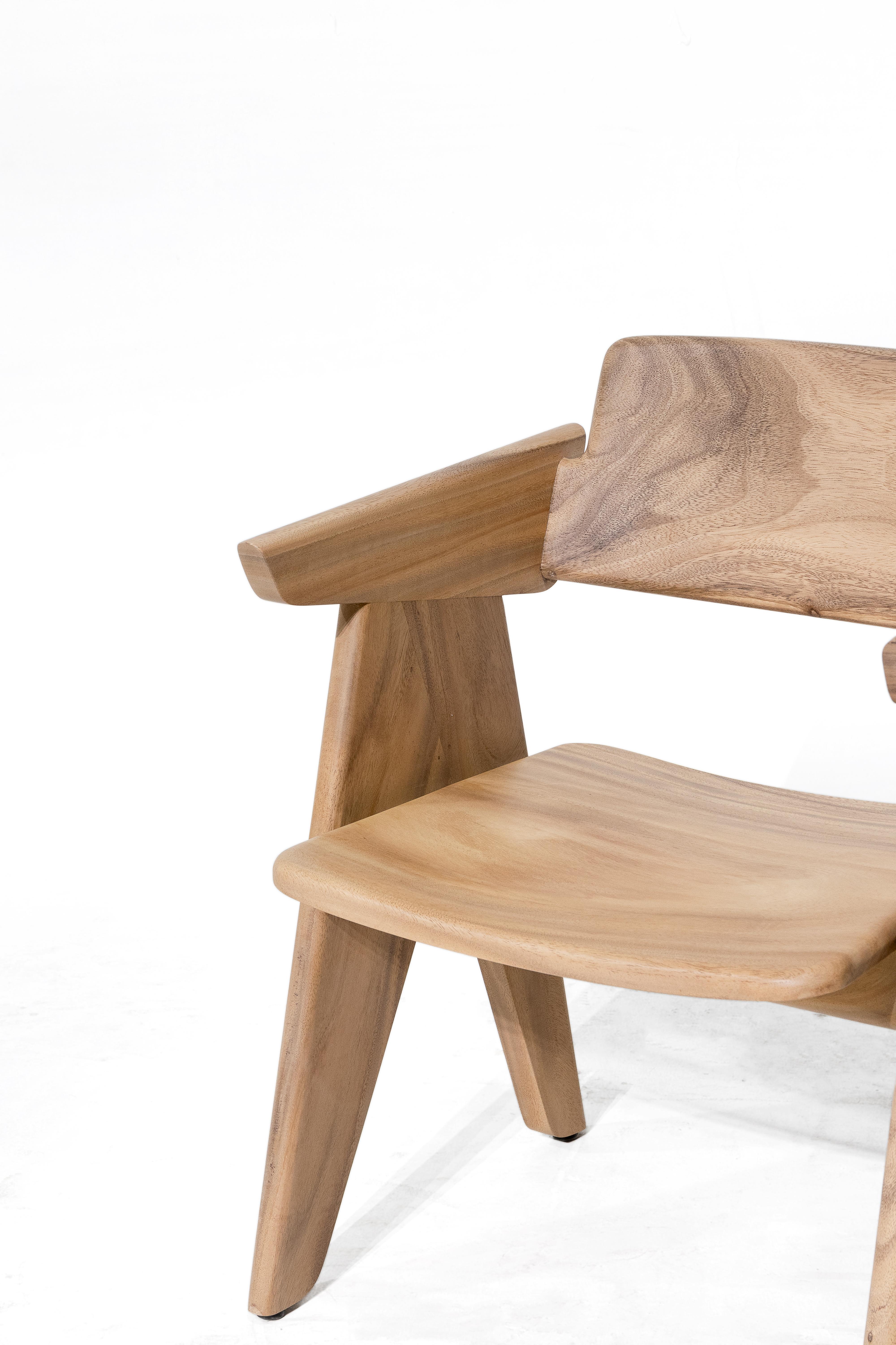 Mid-Century Modern Chaise Kena, bois naturel moulé Monkey Pod en vente