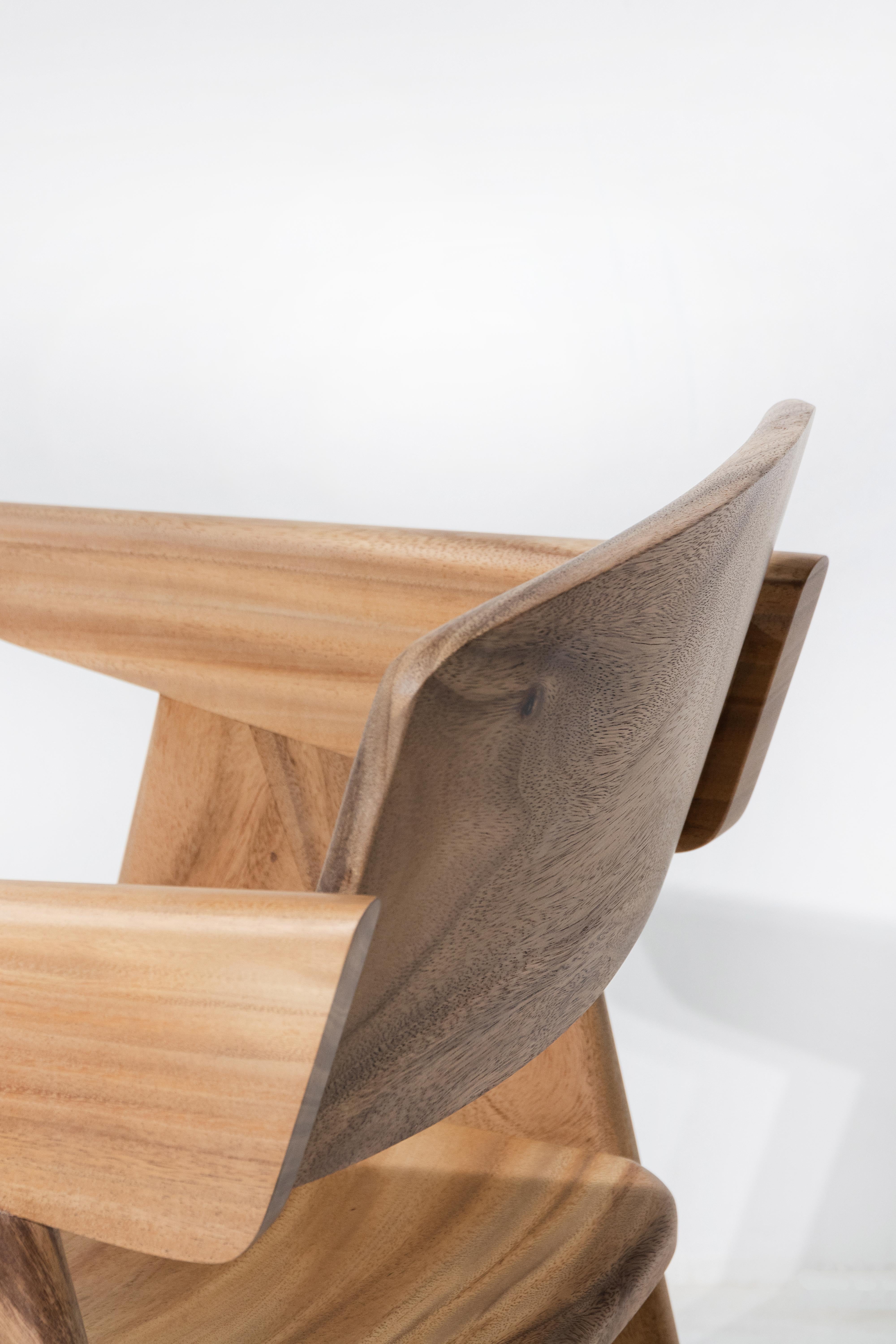 Thaïlandais Chaise Kena, bois naturel moulé Monkey Pod en vente