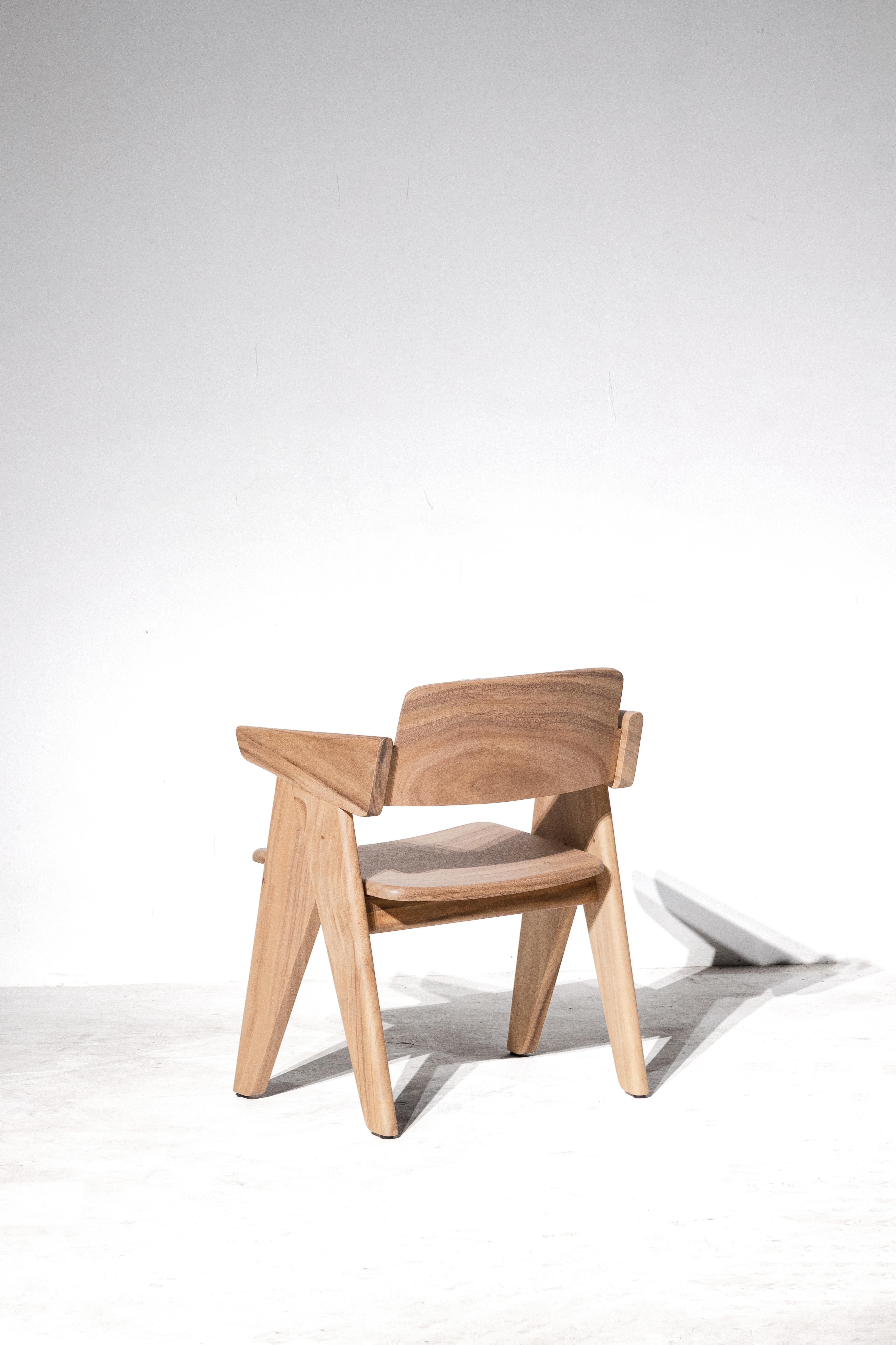 Fait main Chaise Kena, bois naturel moulé Monkey Pod en vente