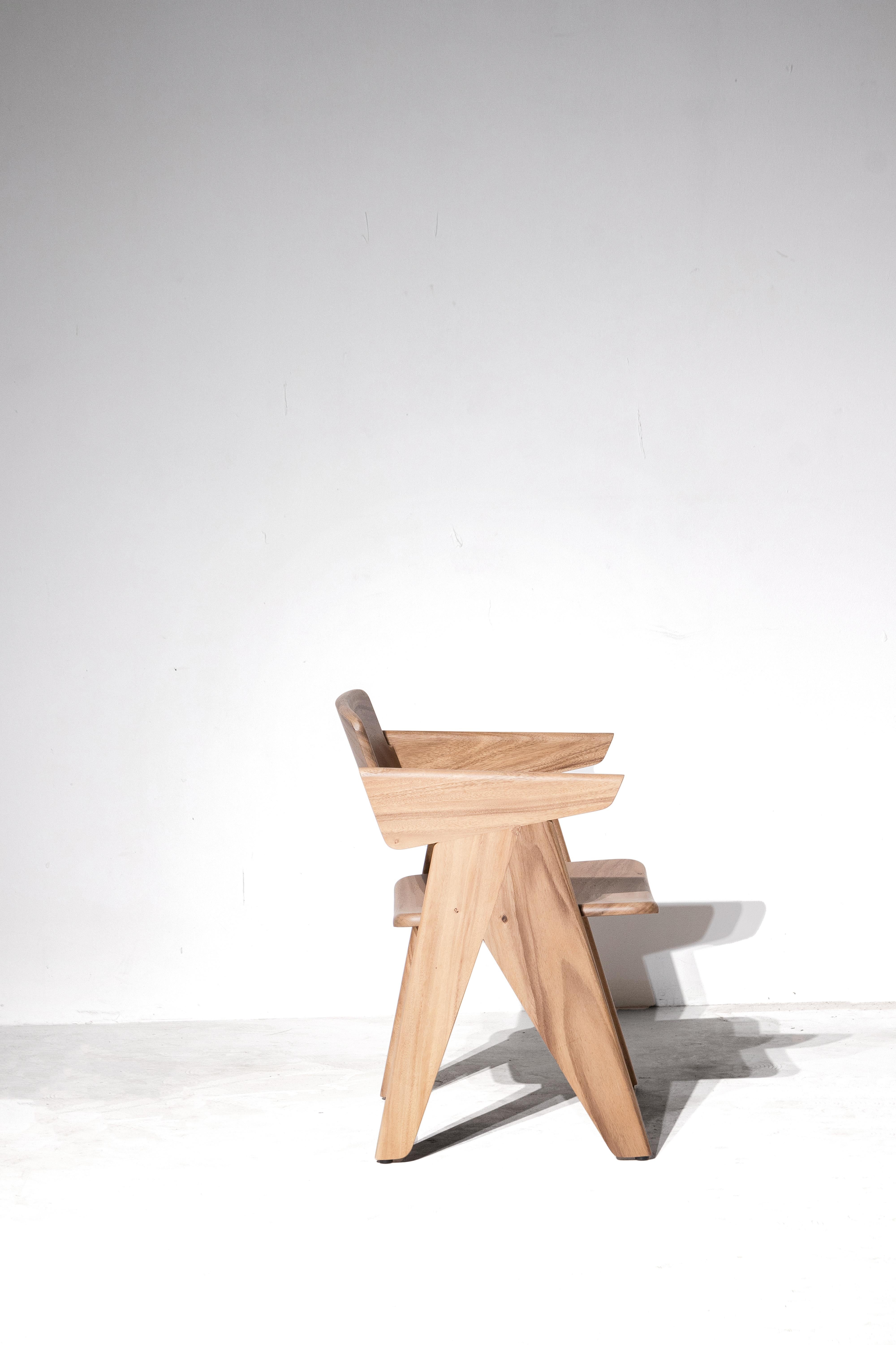 Bois Chaise Kena, bois naturel moulé Monkey Pod en vente