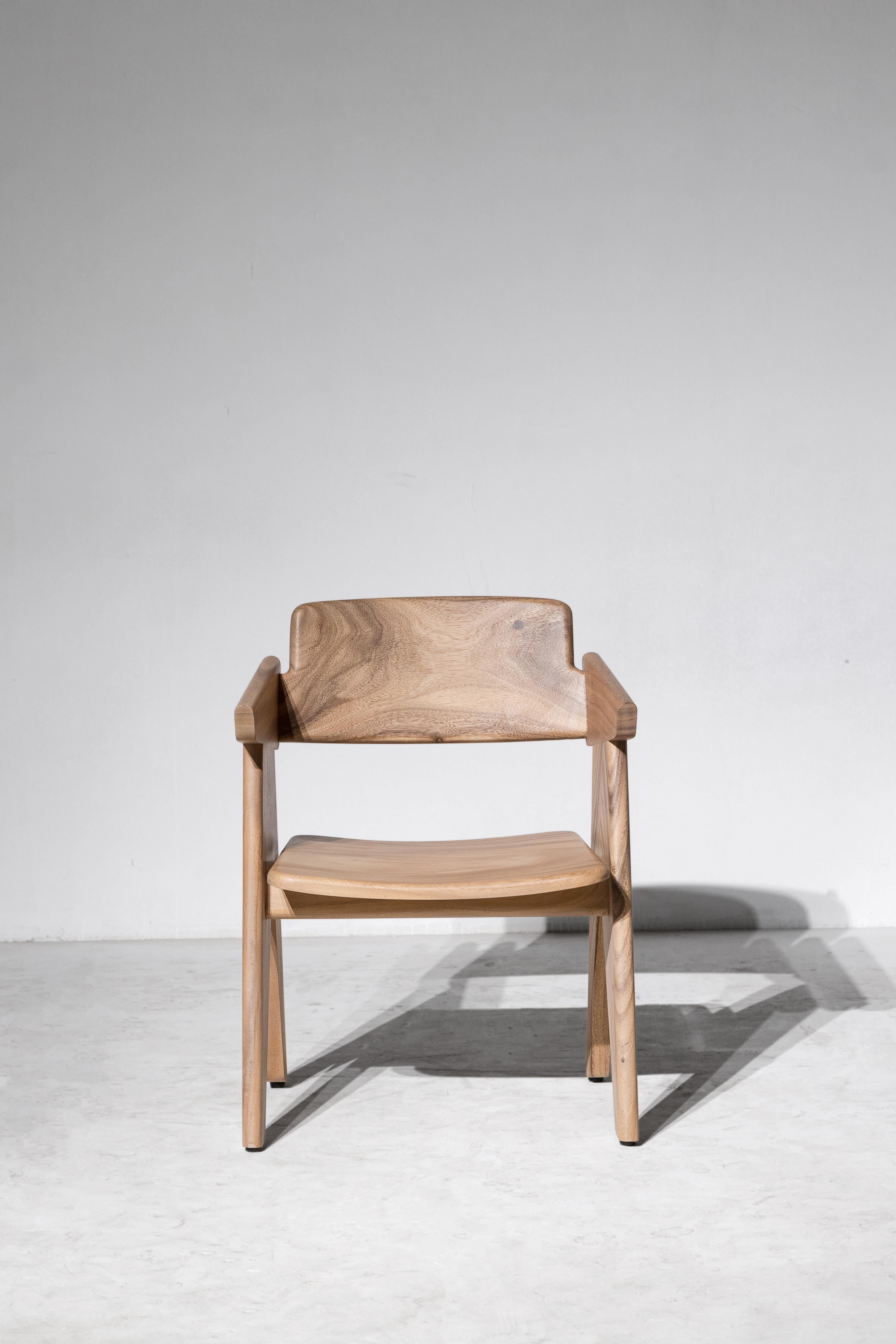 Chaise Kena, bois naturel moulé Monkey Pod en vente 1