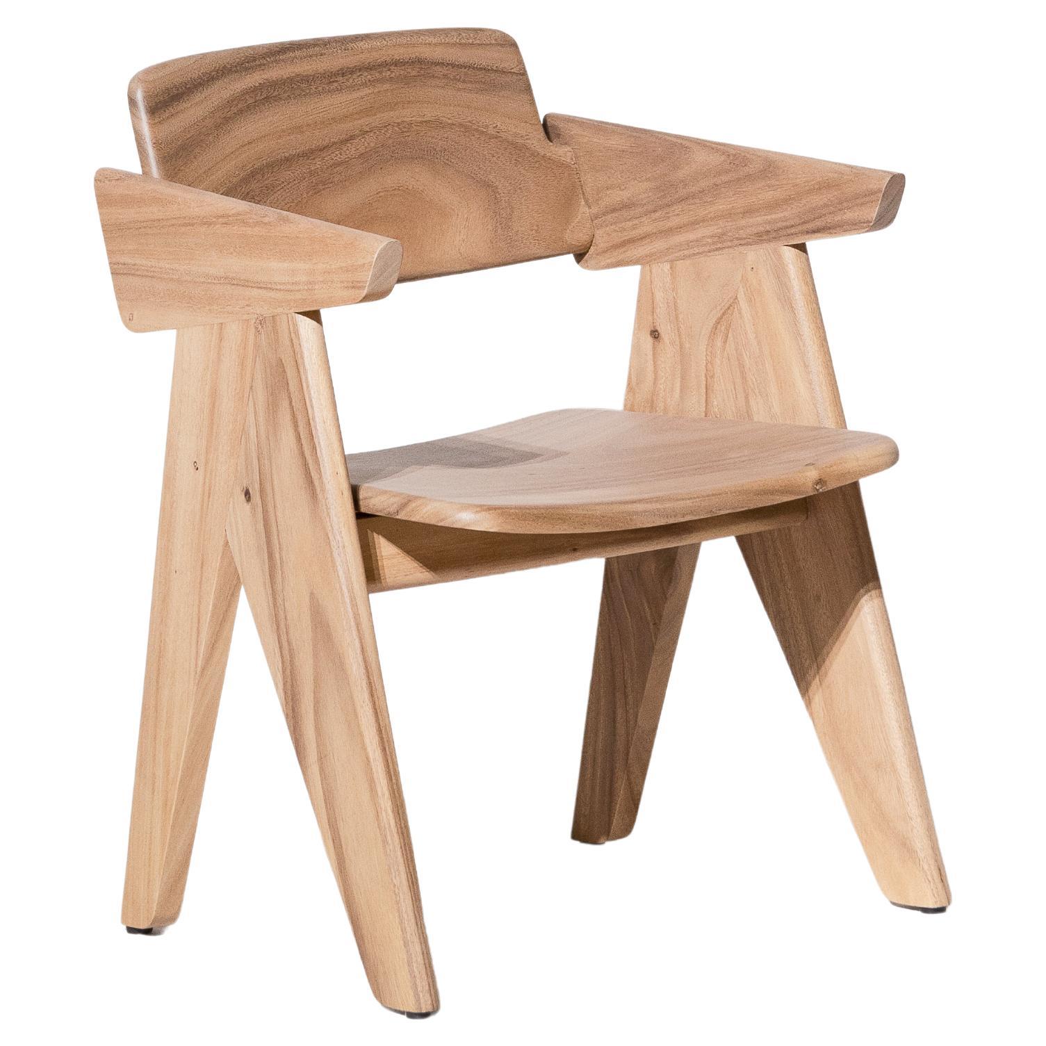 Chaise Kena, bois naturel moulé Monkey Pod en vente