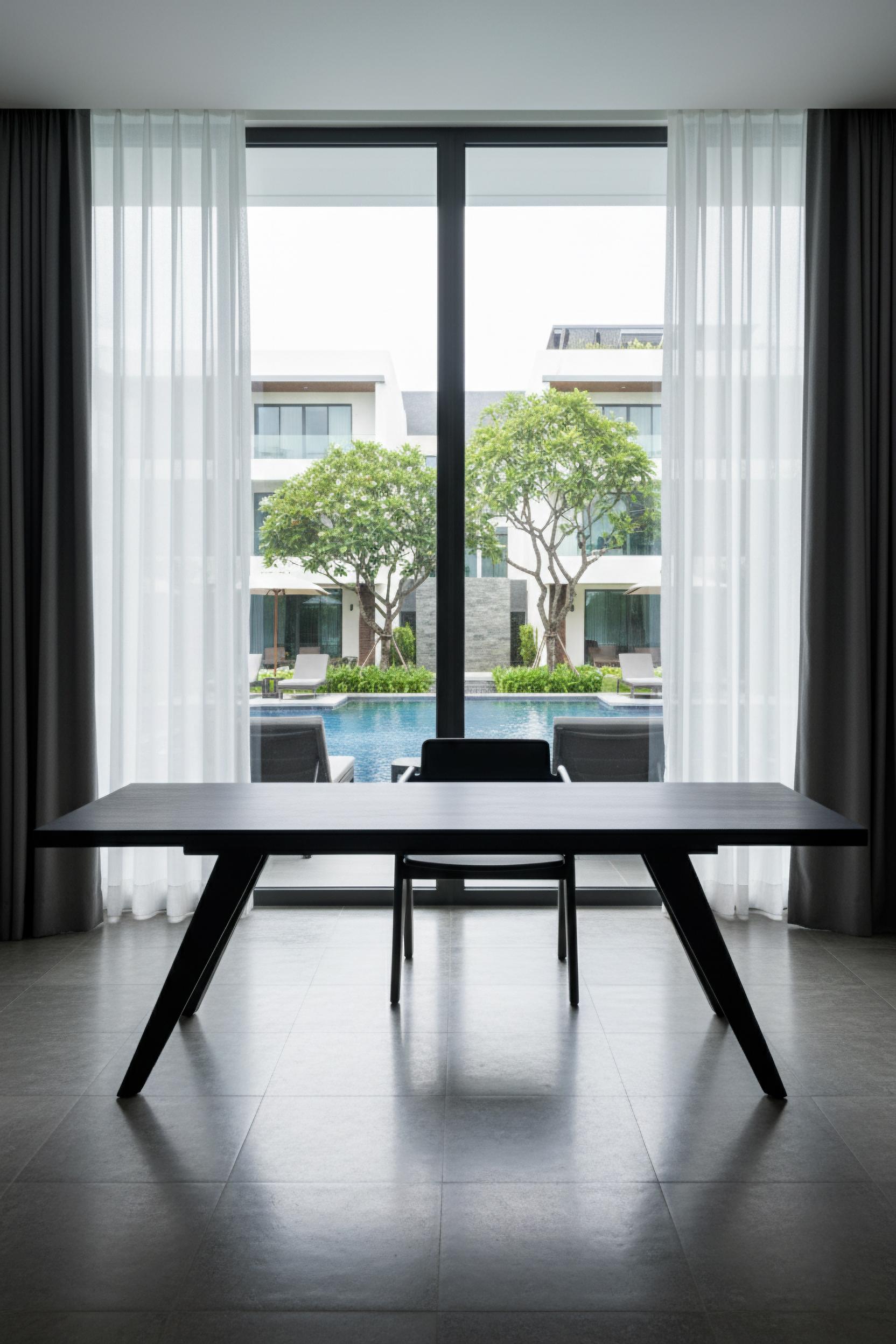 XXIe siècle et contemporain Table Kena 240cm, Noir Monkey Pod Wood en vente