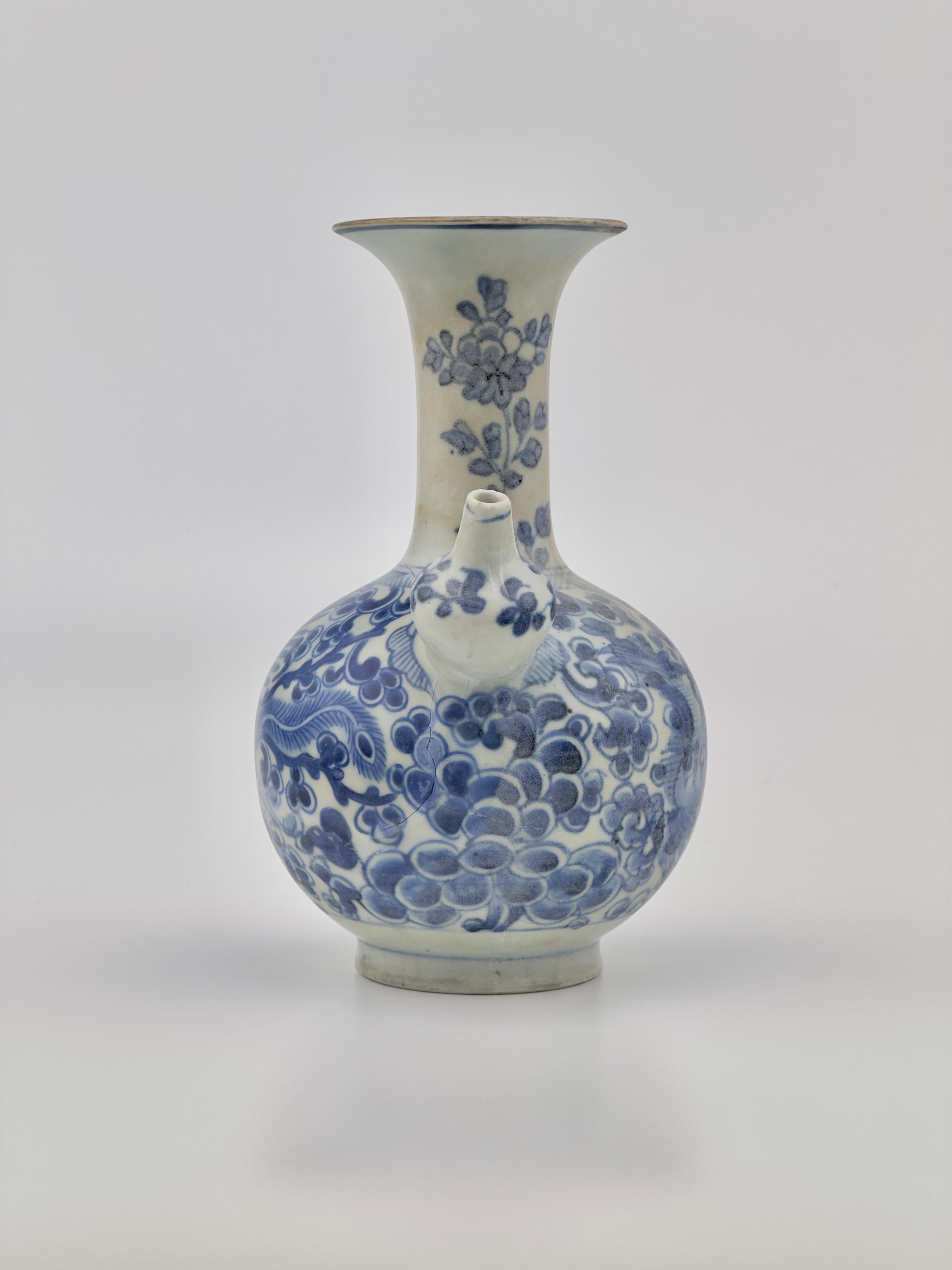 Kendi Blue And White, Qing Dynasty, Kangxi Period, C 1690 In Fair Condition For Sale In seoul, KR
