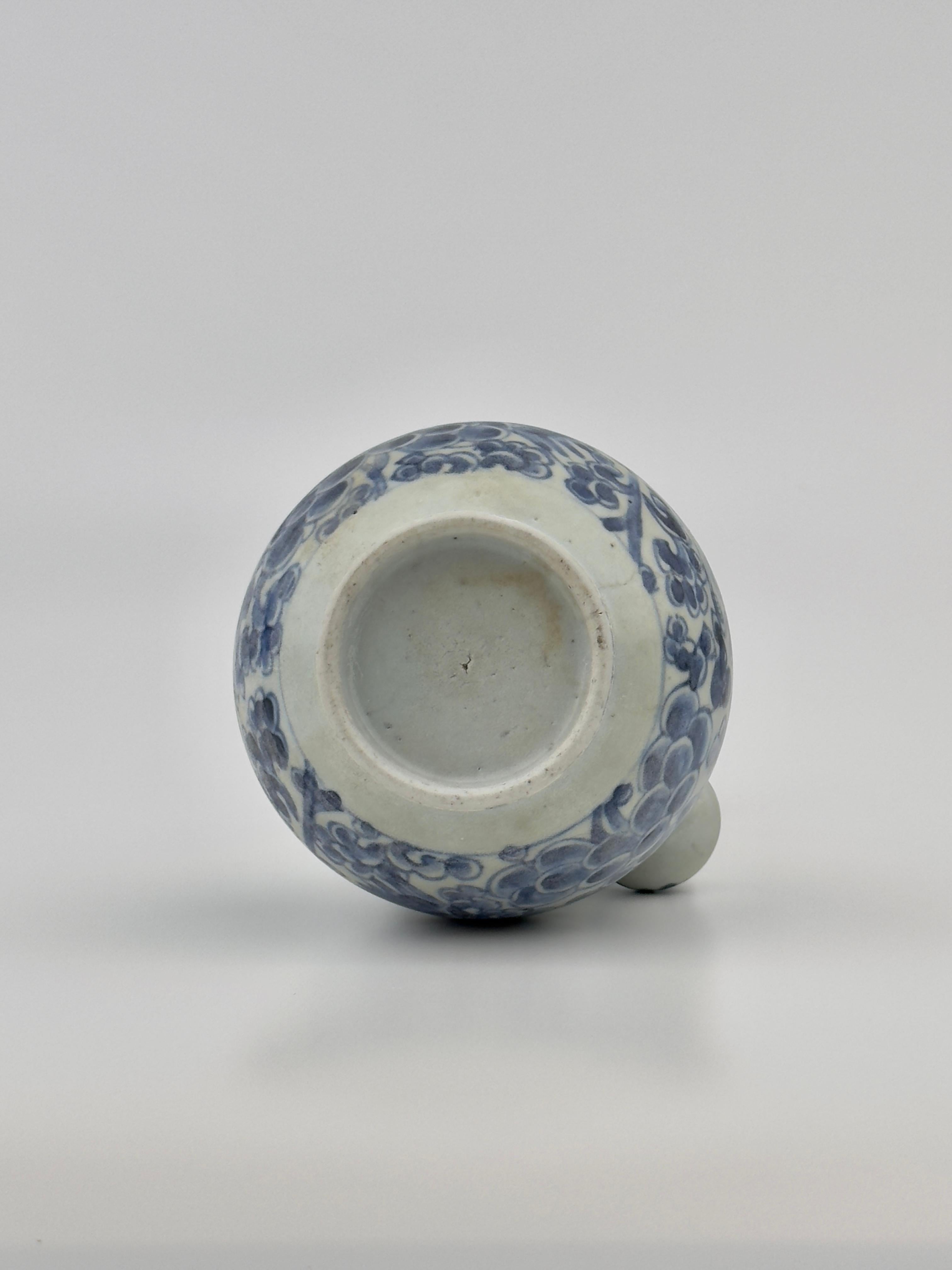 Late 17th Century Kendi Blue And White, Qing Dynasty, Kangxi Period, C 1690 For Sale