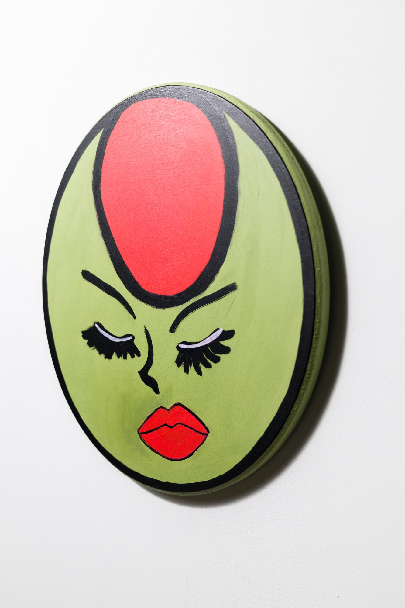 „Blinking Olive“, Darstellung häufiger Objekte, Lebensmittelmotiv, Acryl auf Holz – Painting von Kendra Dandy