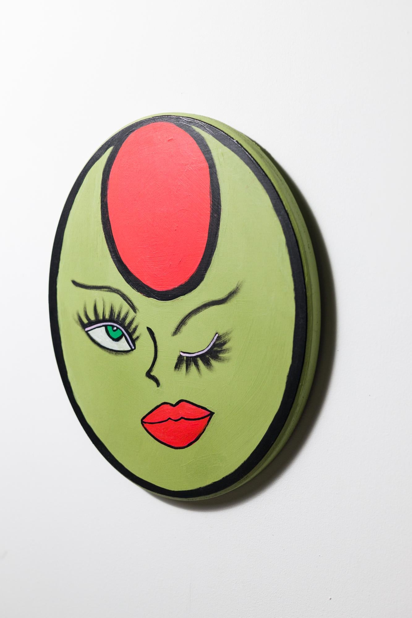 „Winking Olive“, Lebensmittelillustration, Personificaiton, Make-up, Lippenstift Acryl auf Holz im Angebot 1