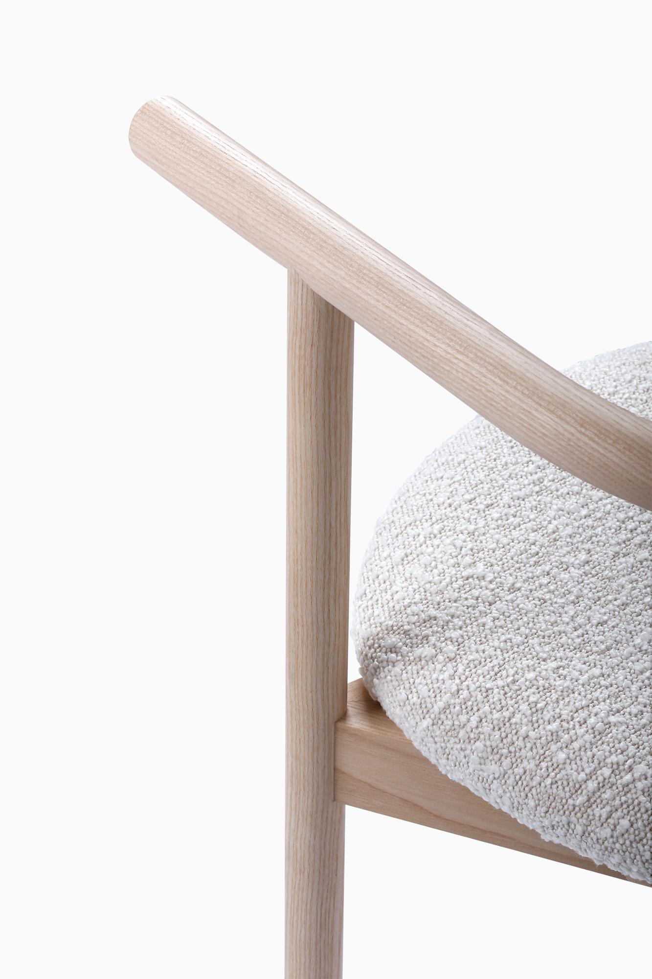 Experimenta la presencia y la conexión con el Sillón AITAI de Kengo Kuma, fabricado en fresno macizo con una escultural forma de tres patas.

Diseñado por el renombrado arquitecto Kengo Kuma, este sillón encarna su enfoque característico: materiales