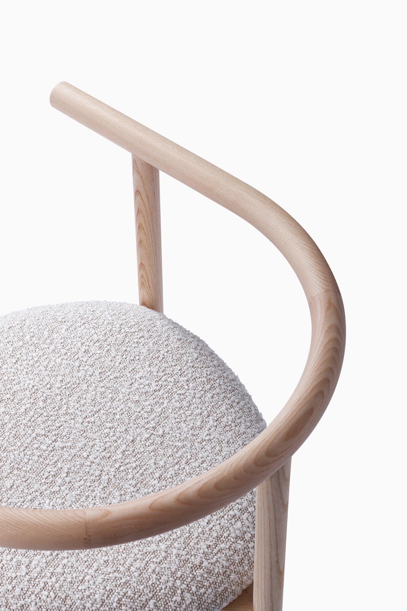 Kengo Kuma Sillón AITAI - Fresno macizo, forma escultural de tres patas en Nuevo estado para la venta en Lisboa, Lisboa