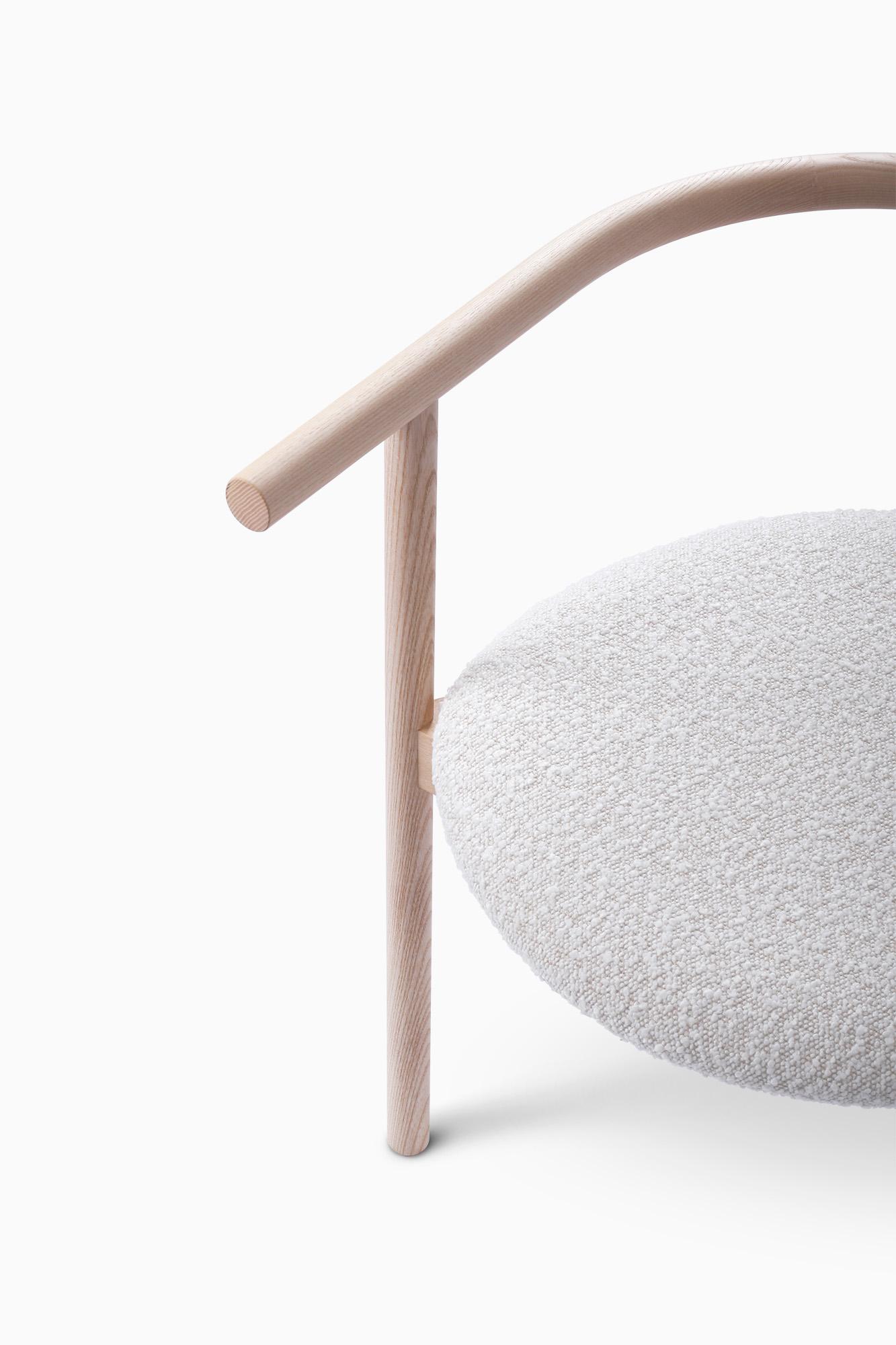 Kengo Kuma Sillón AITAI - Fresno macizo, forma escultural de tres patas Siglo XXI y contemporáneo en venta