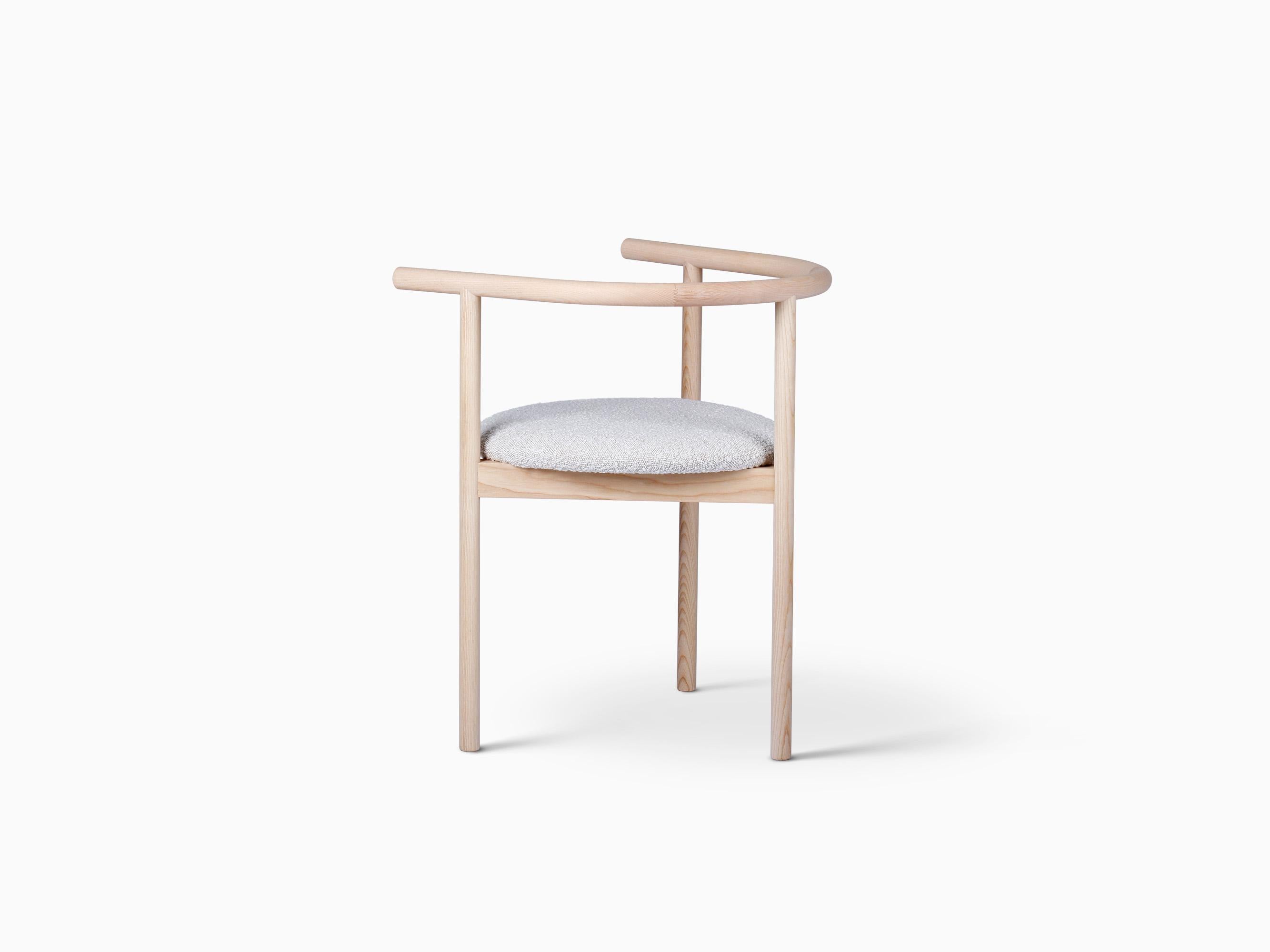 Kengo Kuma Sillón AITAI - Fresno macizo, forma escultural de tres patas Ceniza en venta